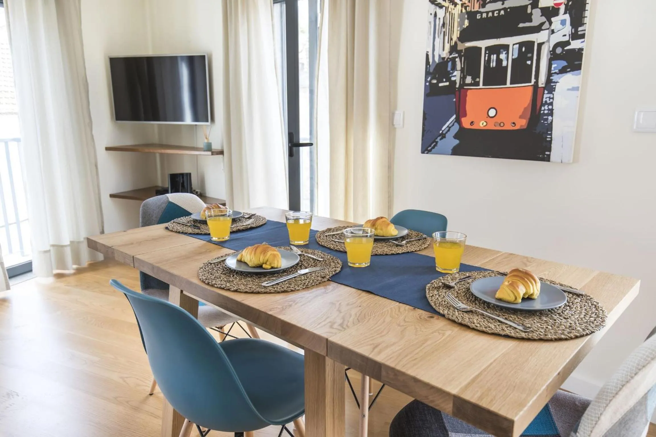 Communal lounge/ TV room in Graca Heartwarming Flat