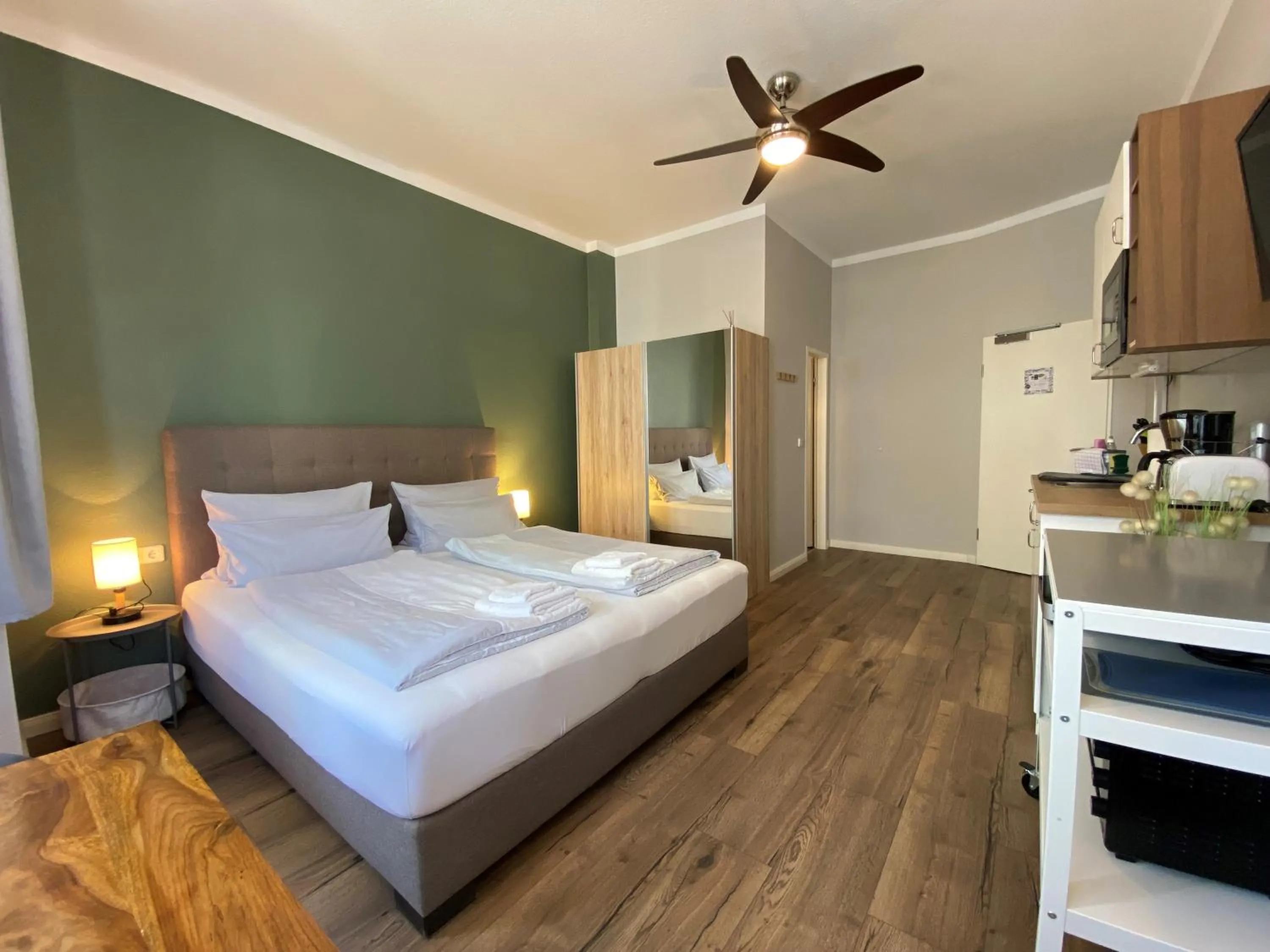 Bathroom, Bed in Amaroo - Gästehaus "Charlotte"