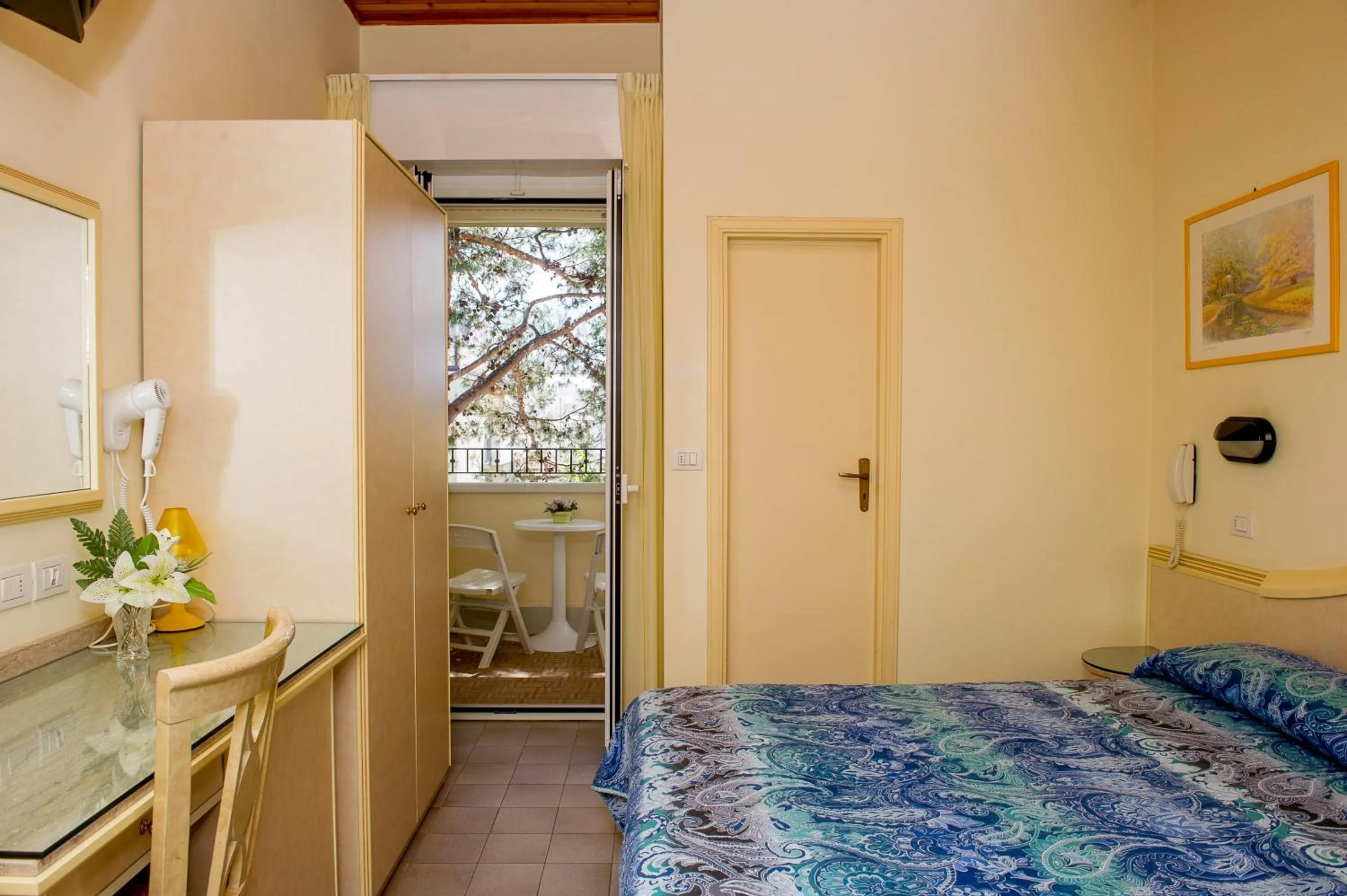 Photo of the whole room, Bed in Hotel Cristina Hospitality Centrale