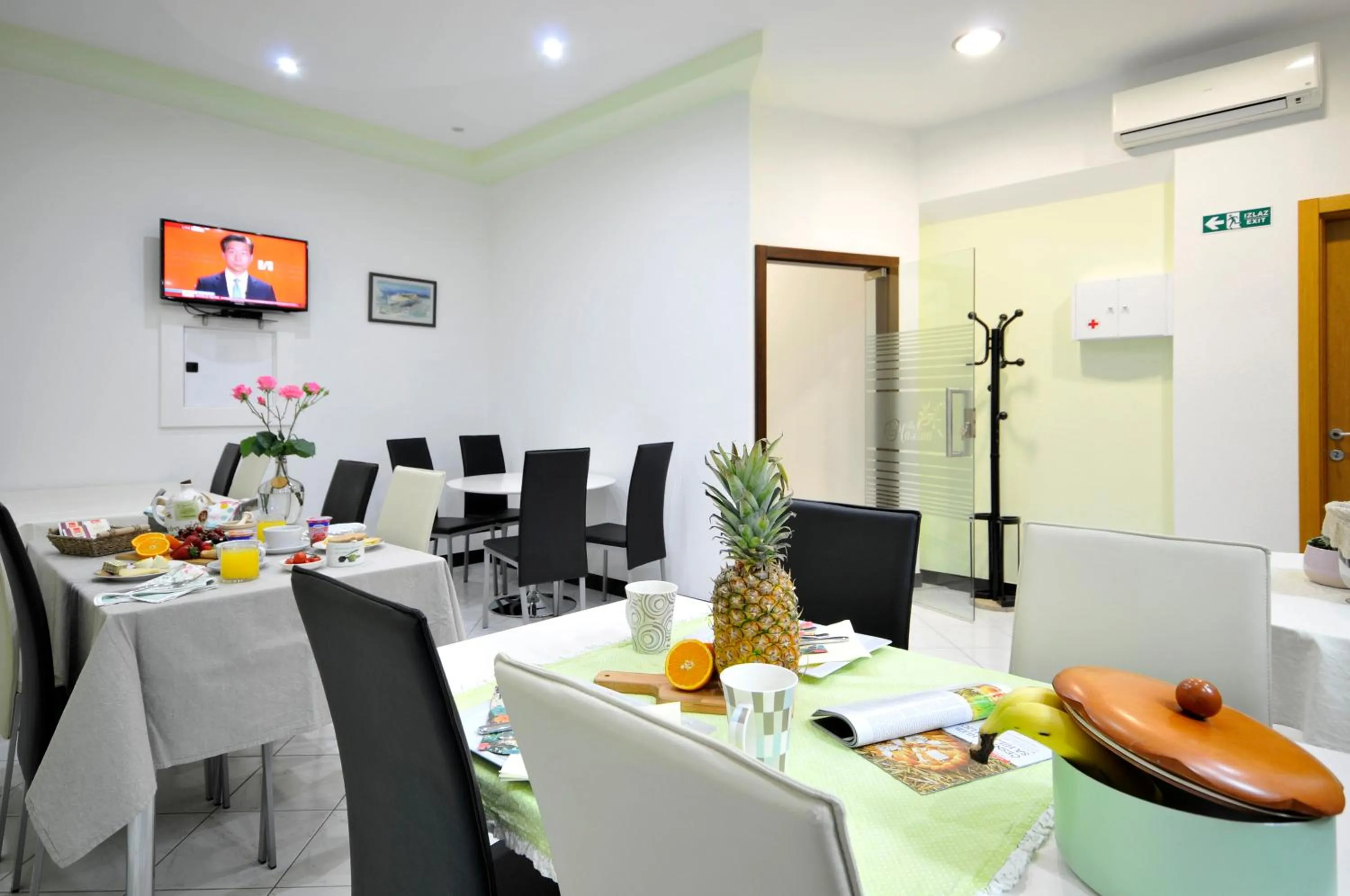 Communal lounge/ TV room in Apartments & Rooms Villa Maslina