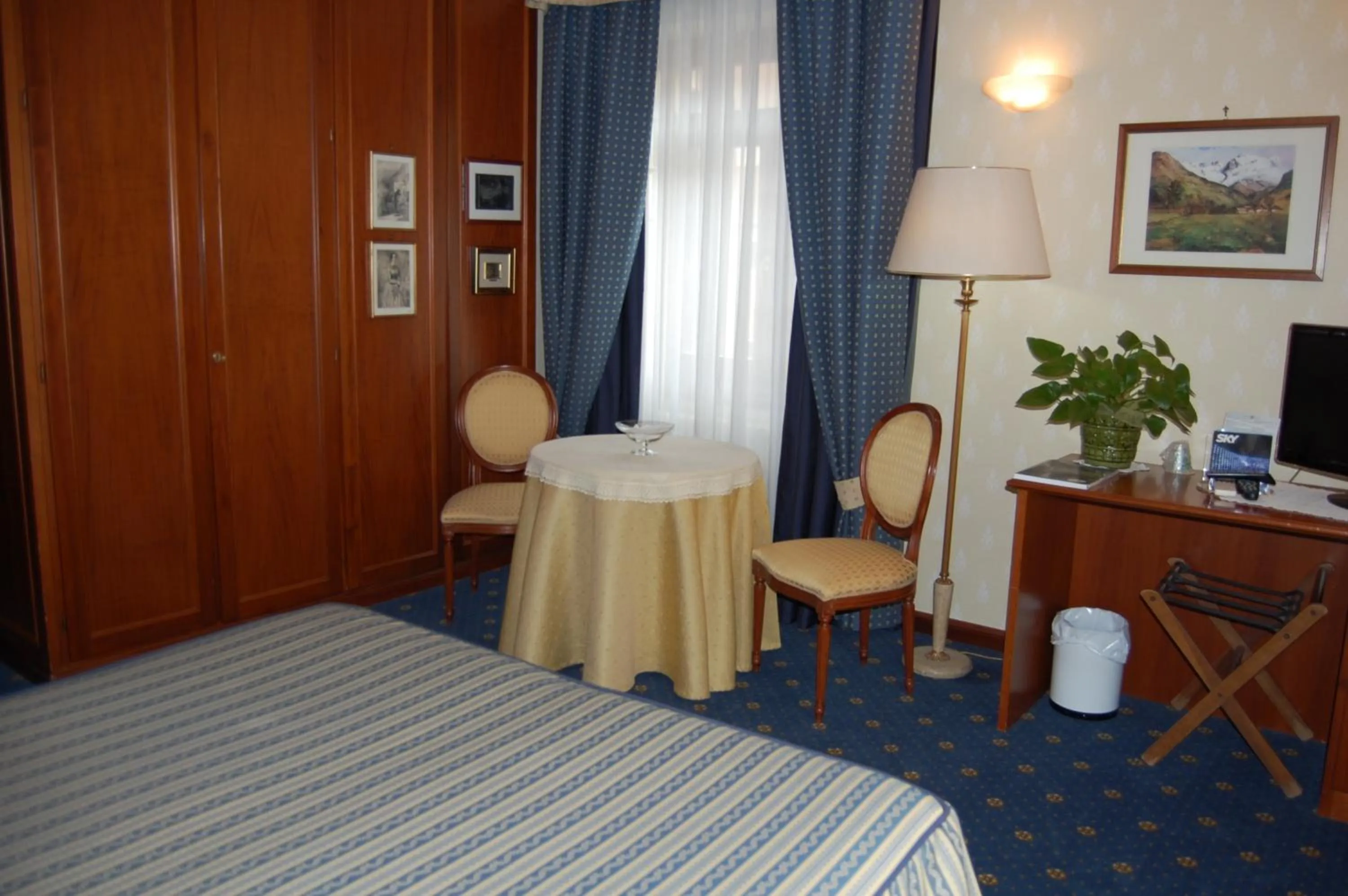 Photo of the whole room in Hotel Olympic