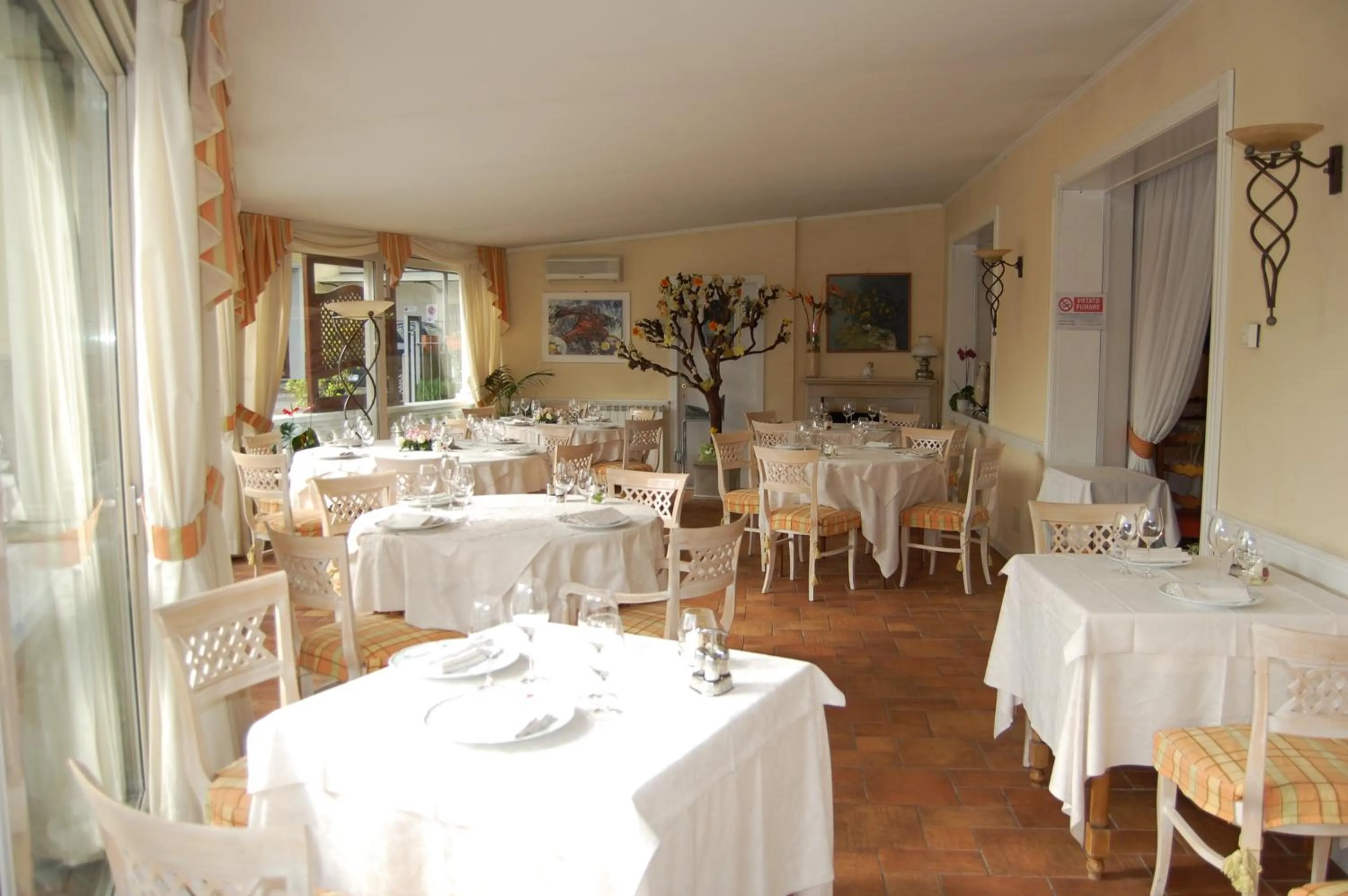 Restaurant/places to eat in Hotel Olympic