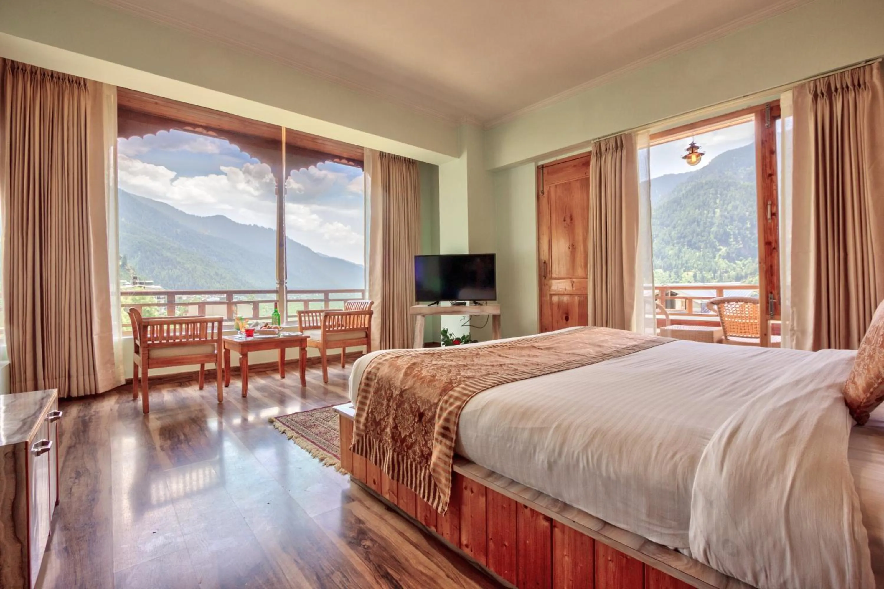 Bedroom, Bed in Snow Flakes Resort And Spa Centrally Heated Luxury Resort