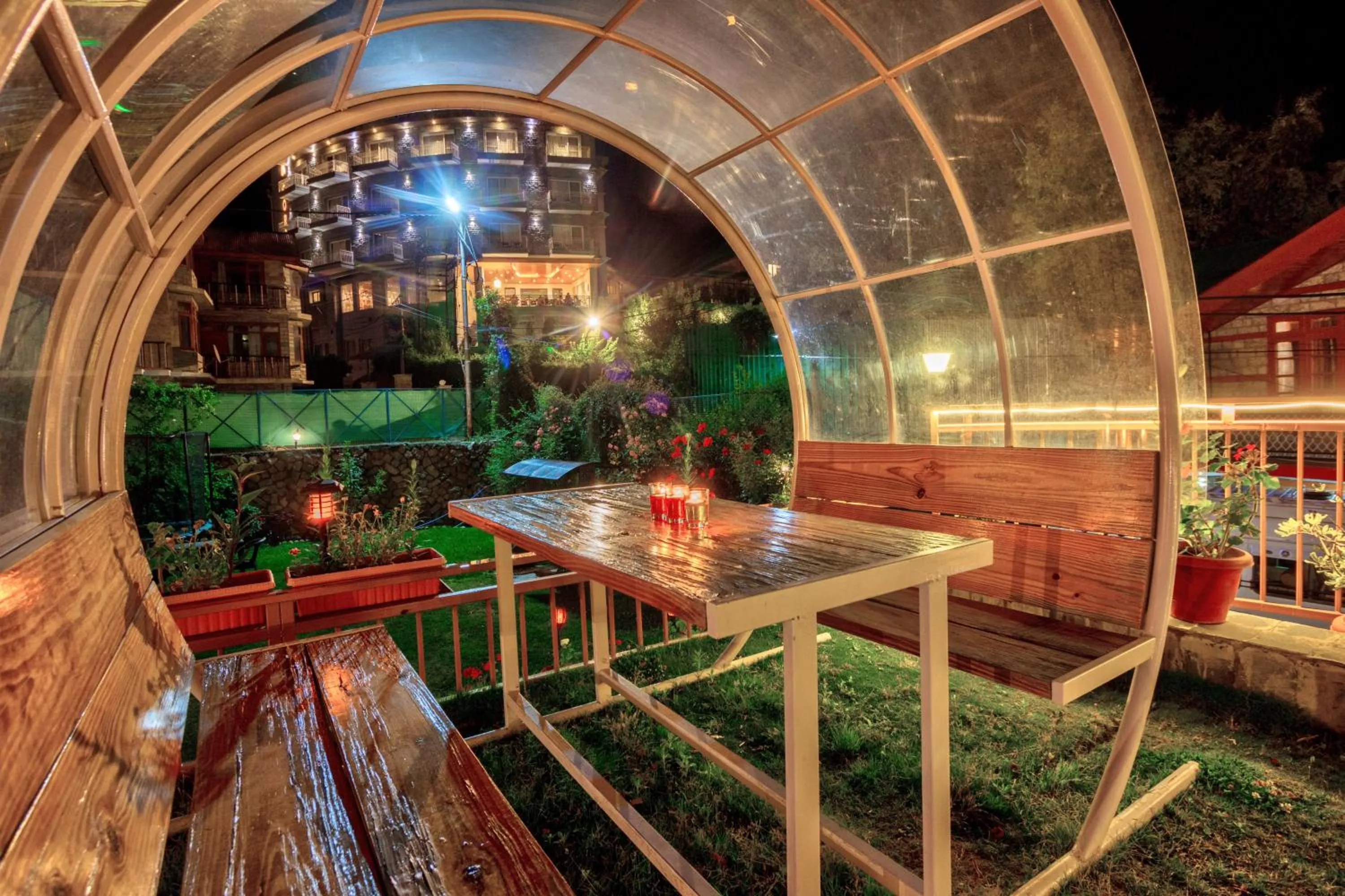 Night in Snow Flakes Resort And Spa Centrally Heated Luxury Resort