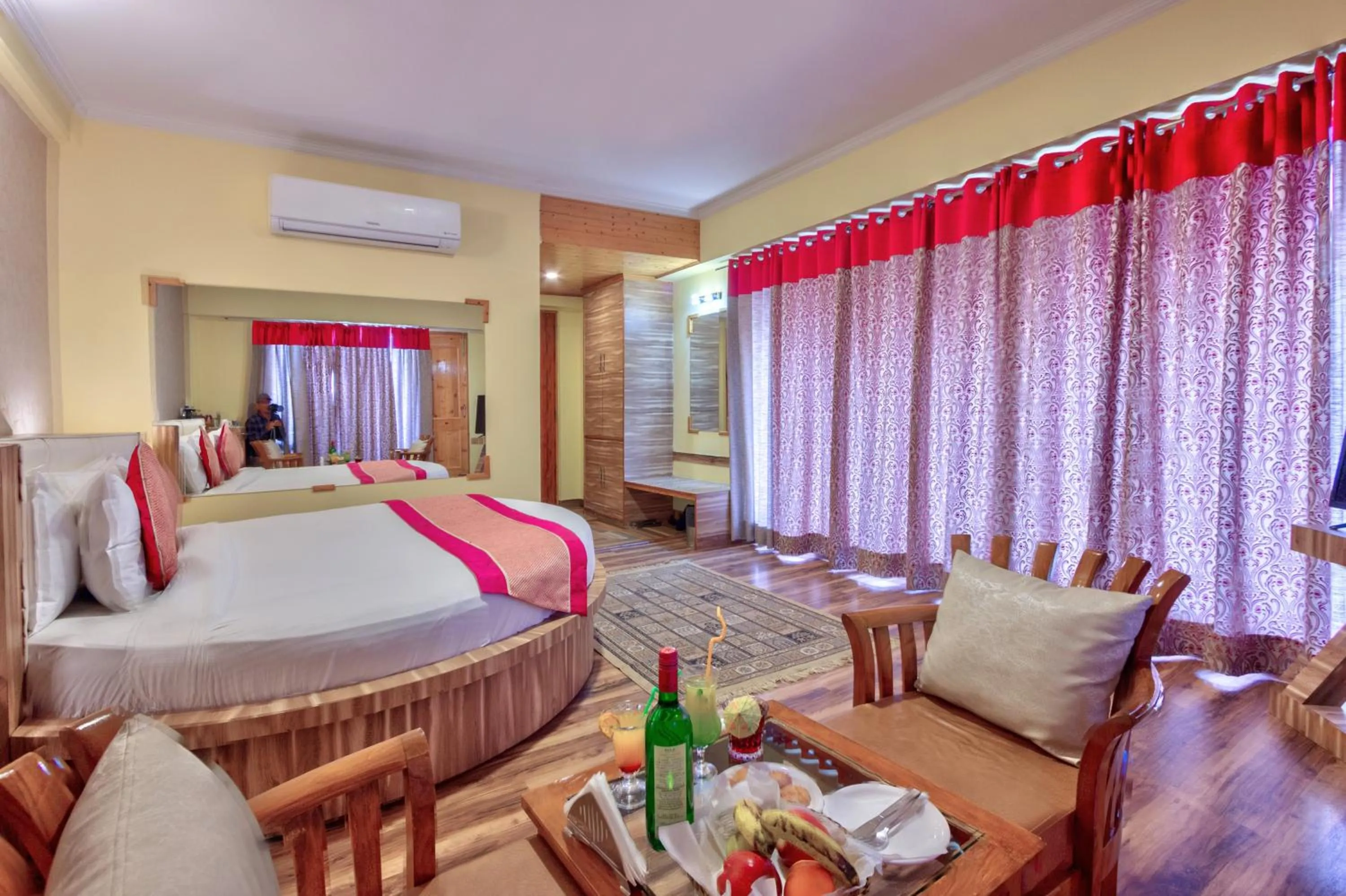 Food and drinks, Bed in Snow Flakes Resort And Spa Centrally Heated Luxury Resort