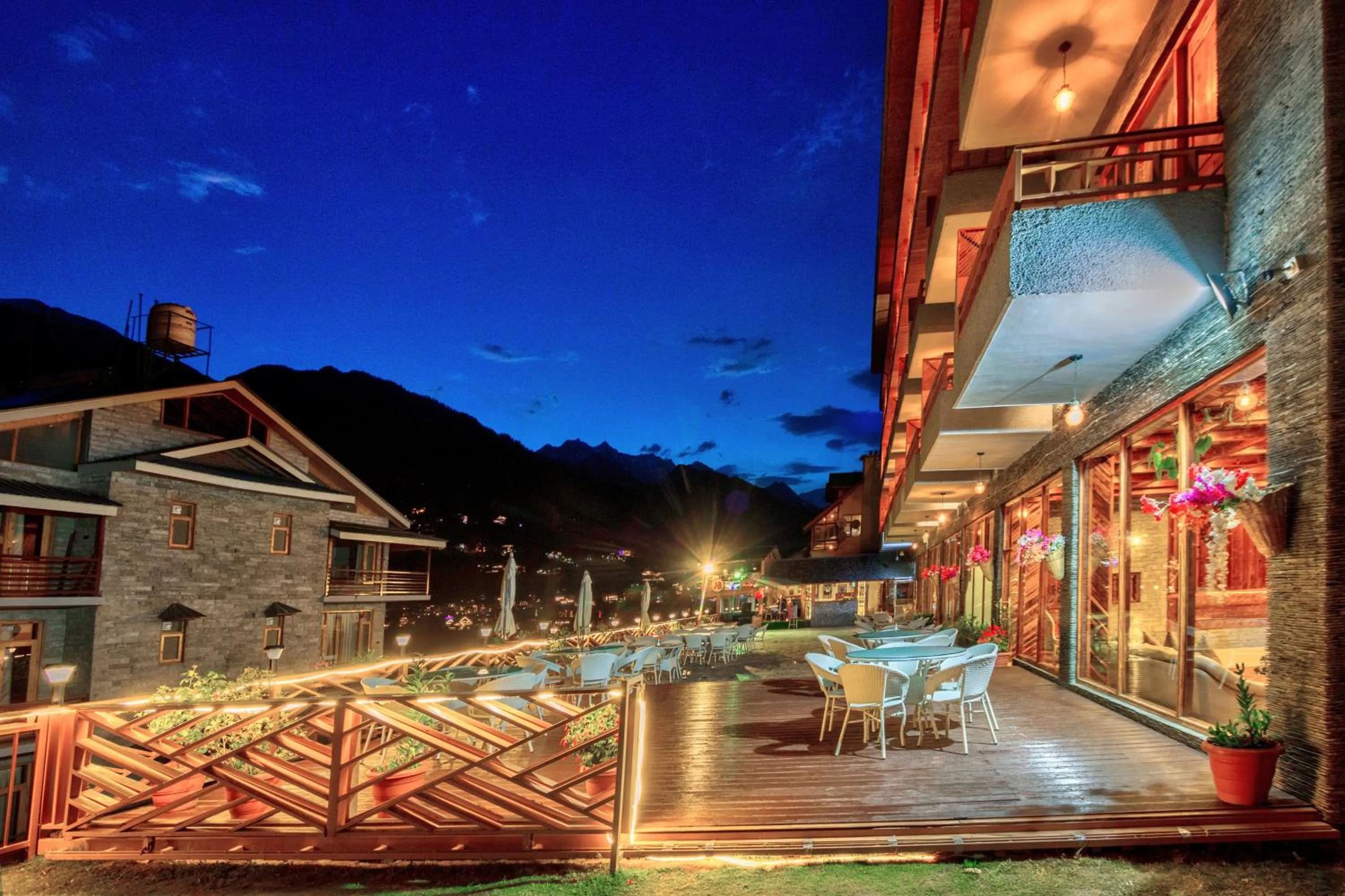 Night in Snow Flakes Resort And Spa Centrally Heated Luxury Resort