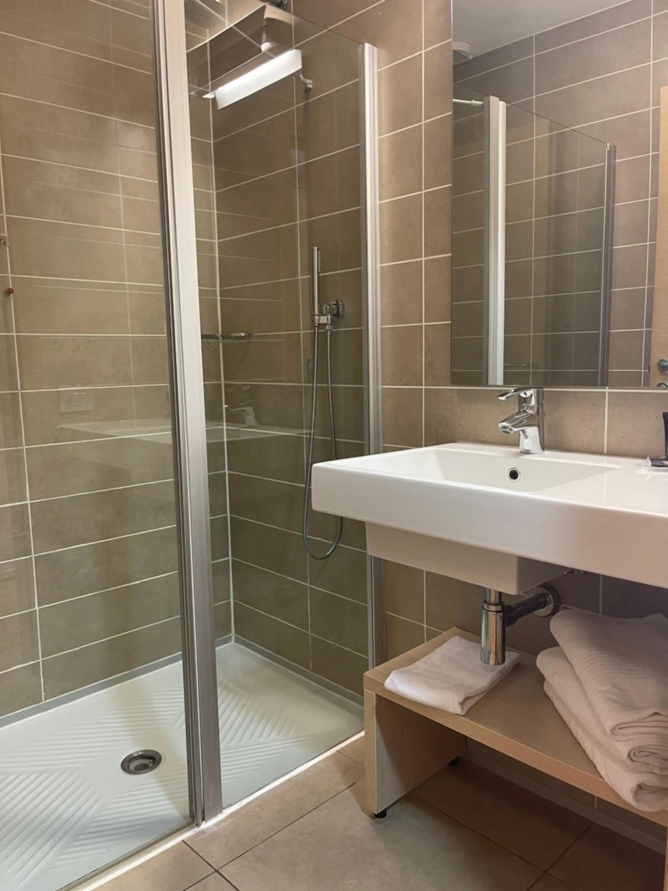 Shower in Garda Sporting Club Hotel