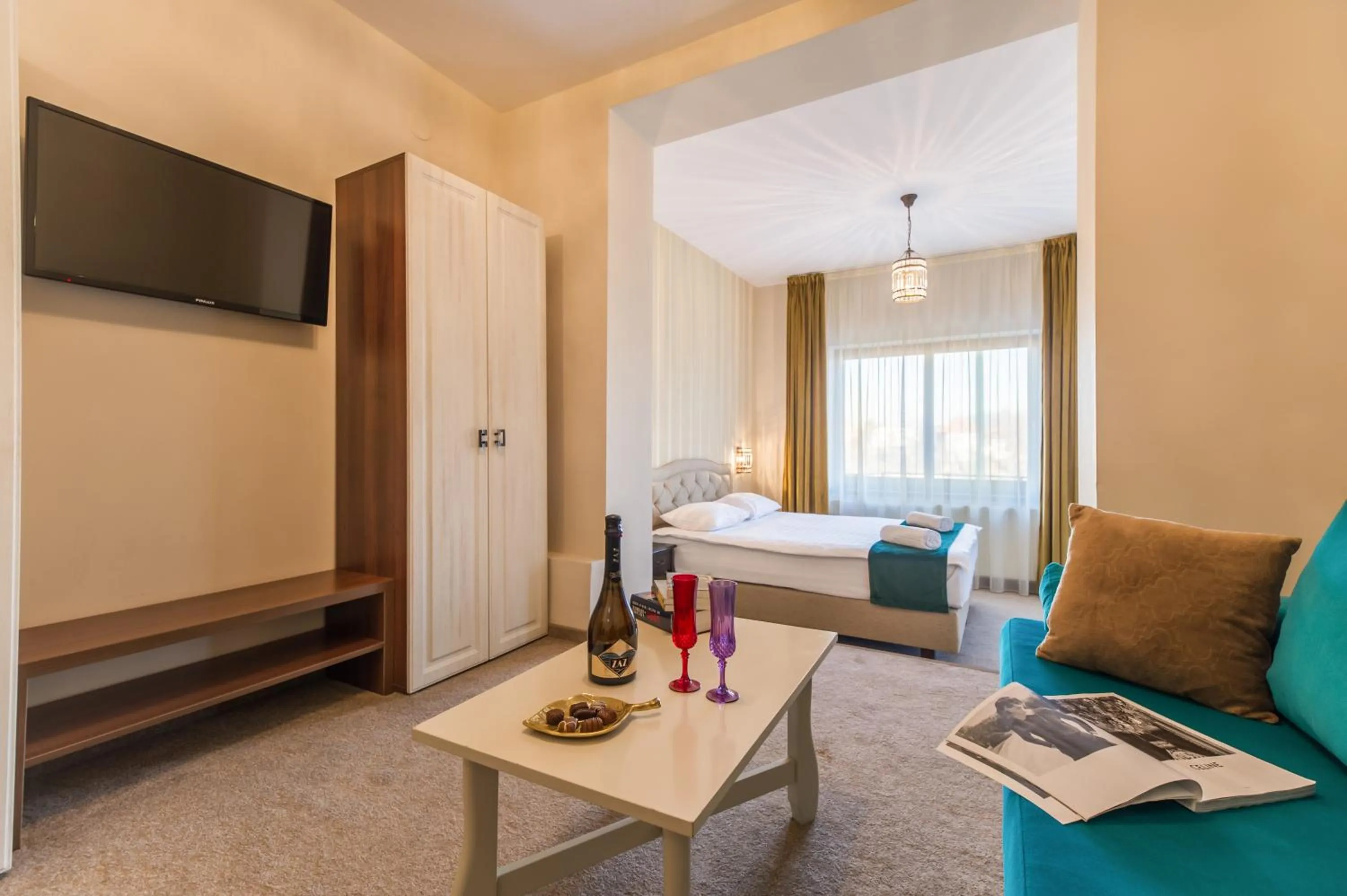 Communal lounge/ TV room, Bed in Casa Moritz