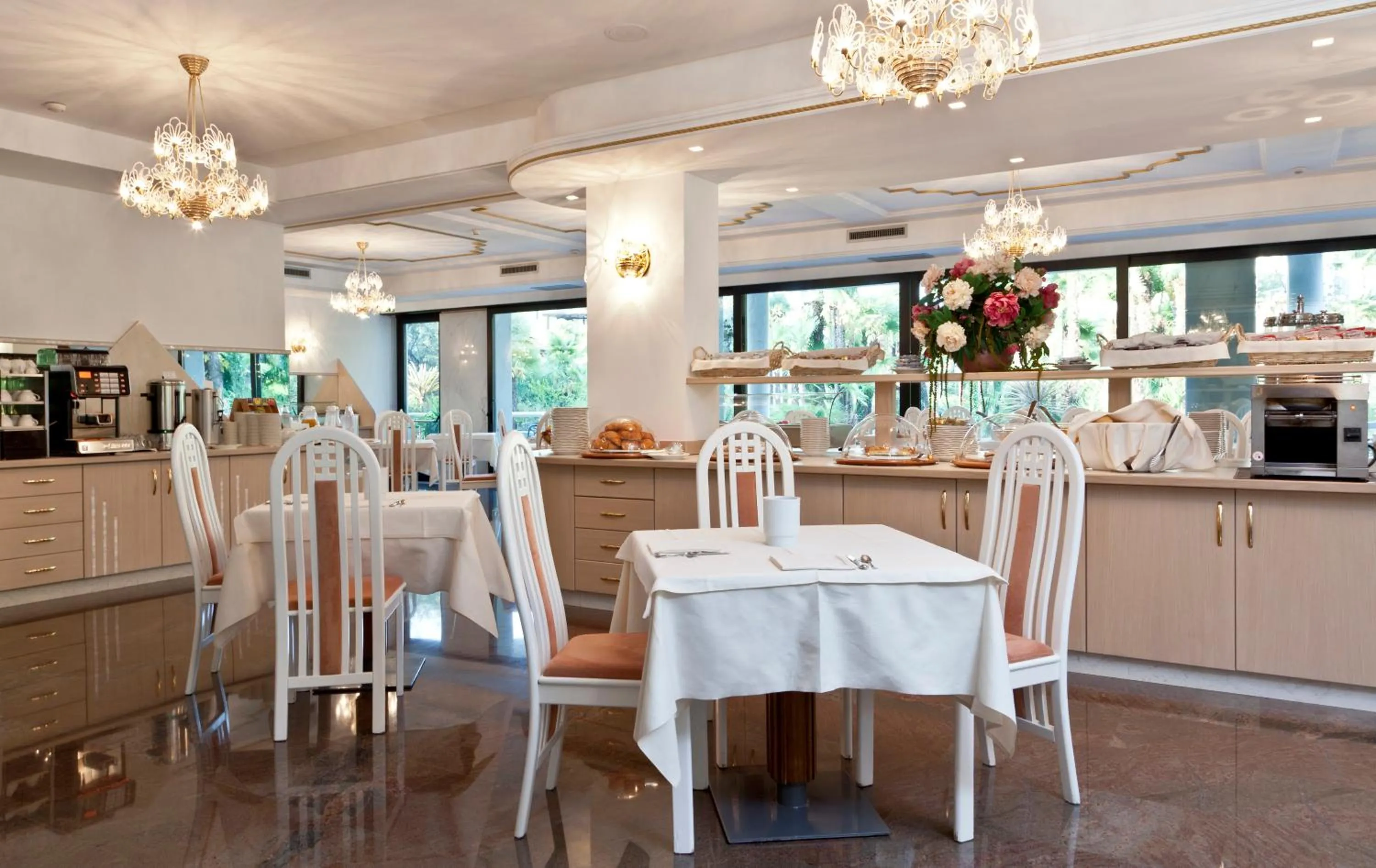 Restaurant/places to eat in Parc Hotel Flora S