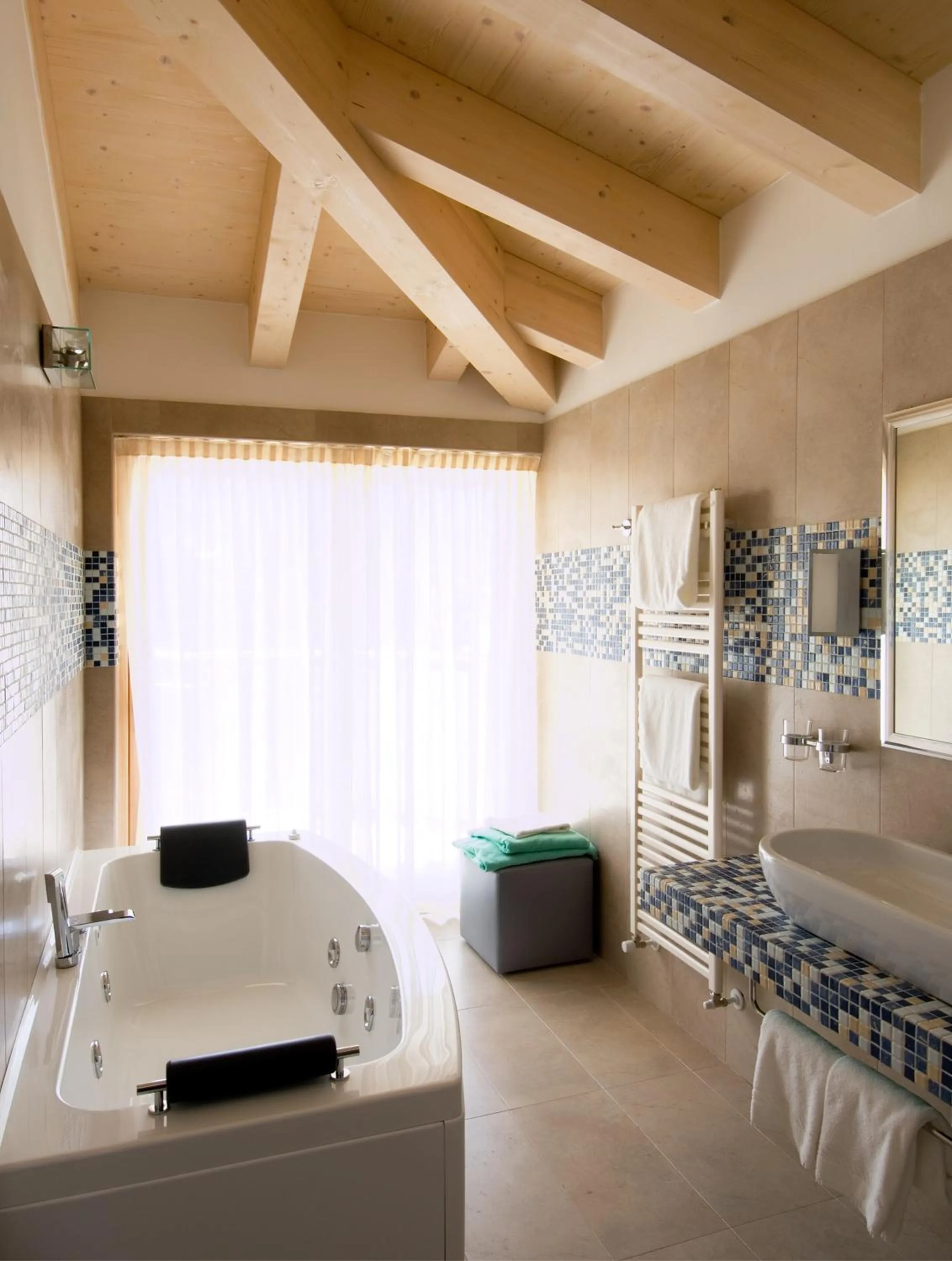 Bathroom, Bed in Parc Hotel Flora S