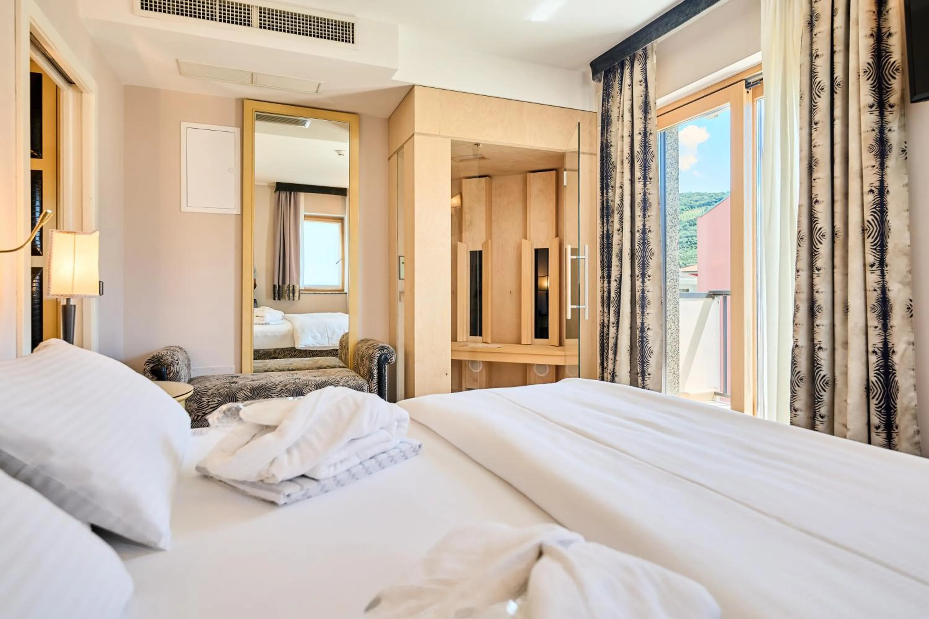 Bedroom, Bed in Parc Hotel Flora S