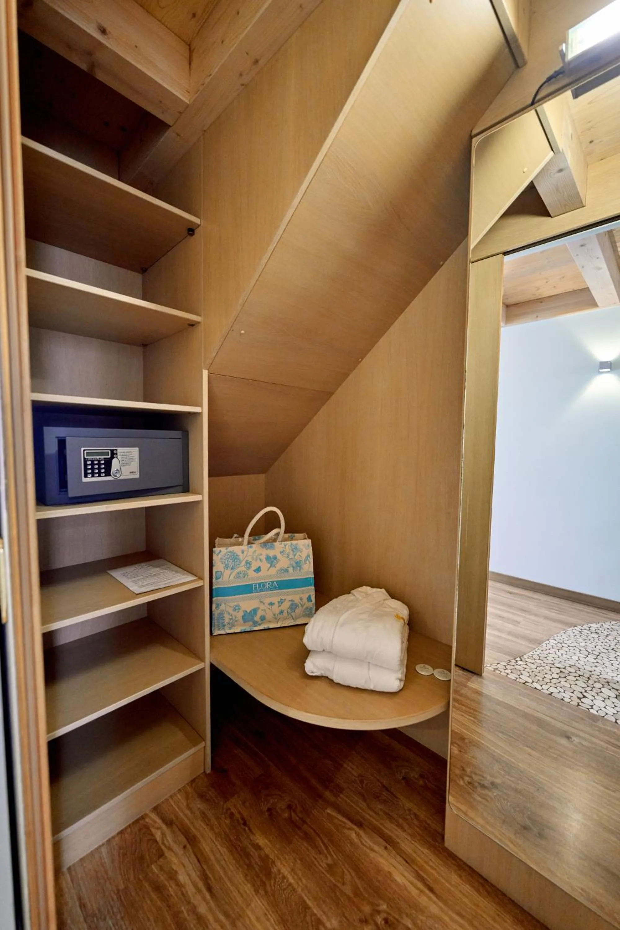 wardrobe in Parc Hotel Flora S