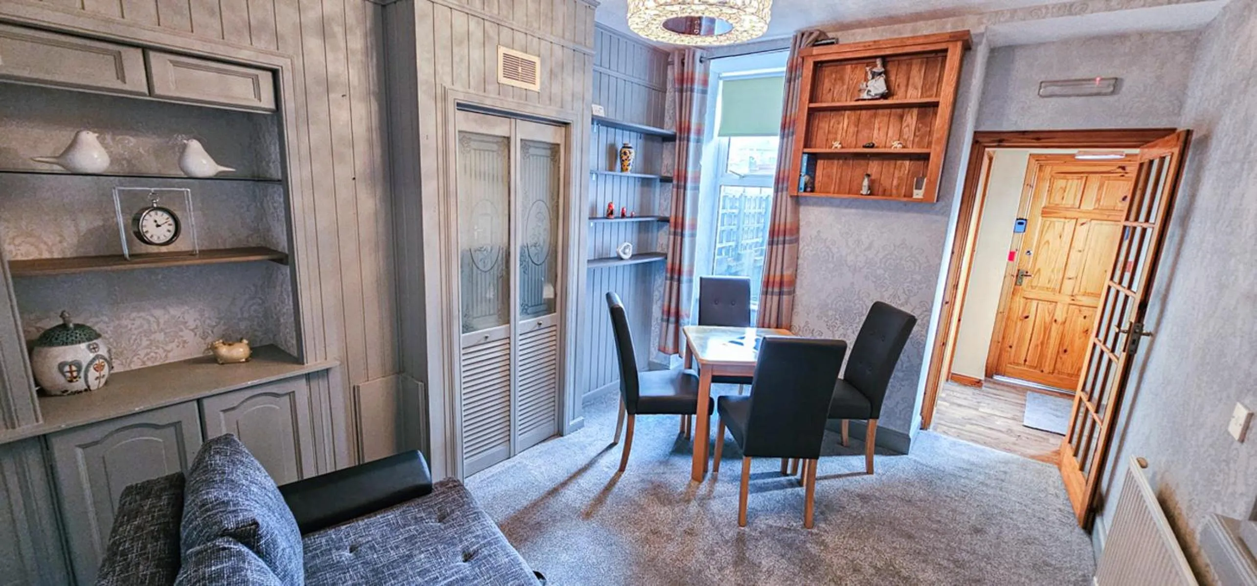 Communal lounge/ TV room in mySTAYINN Kinloch Lodge