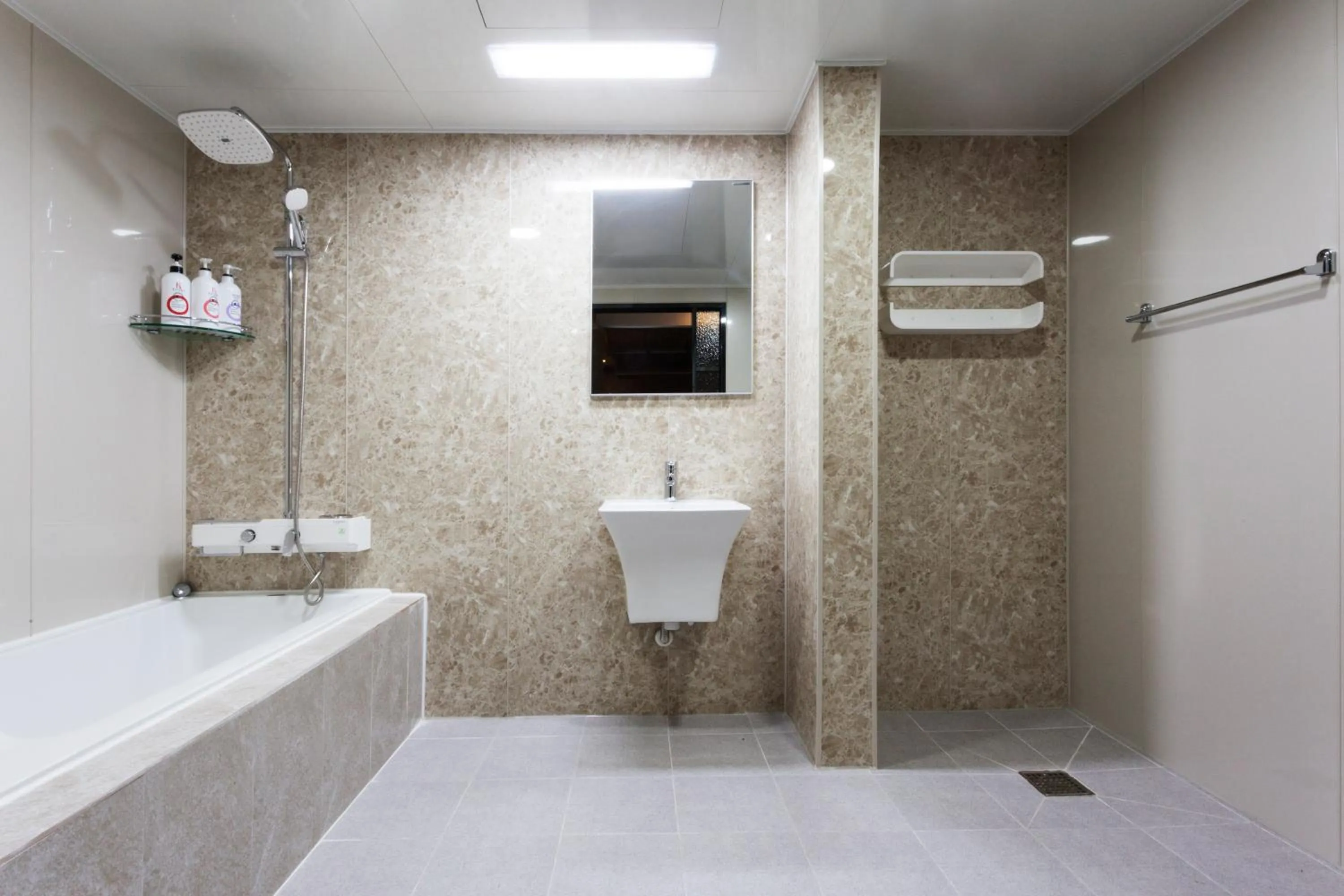 Shower in Hotel Leaders