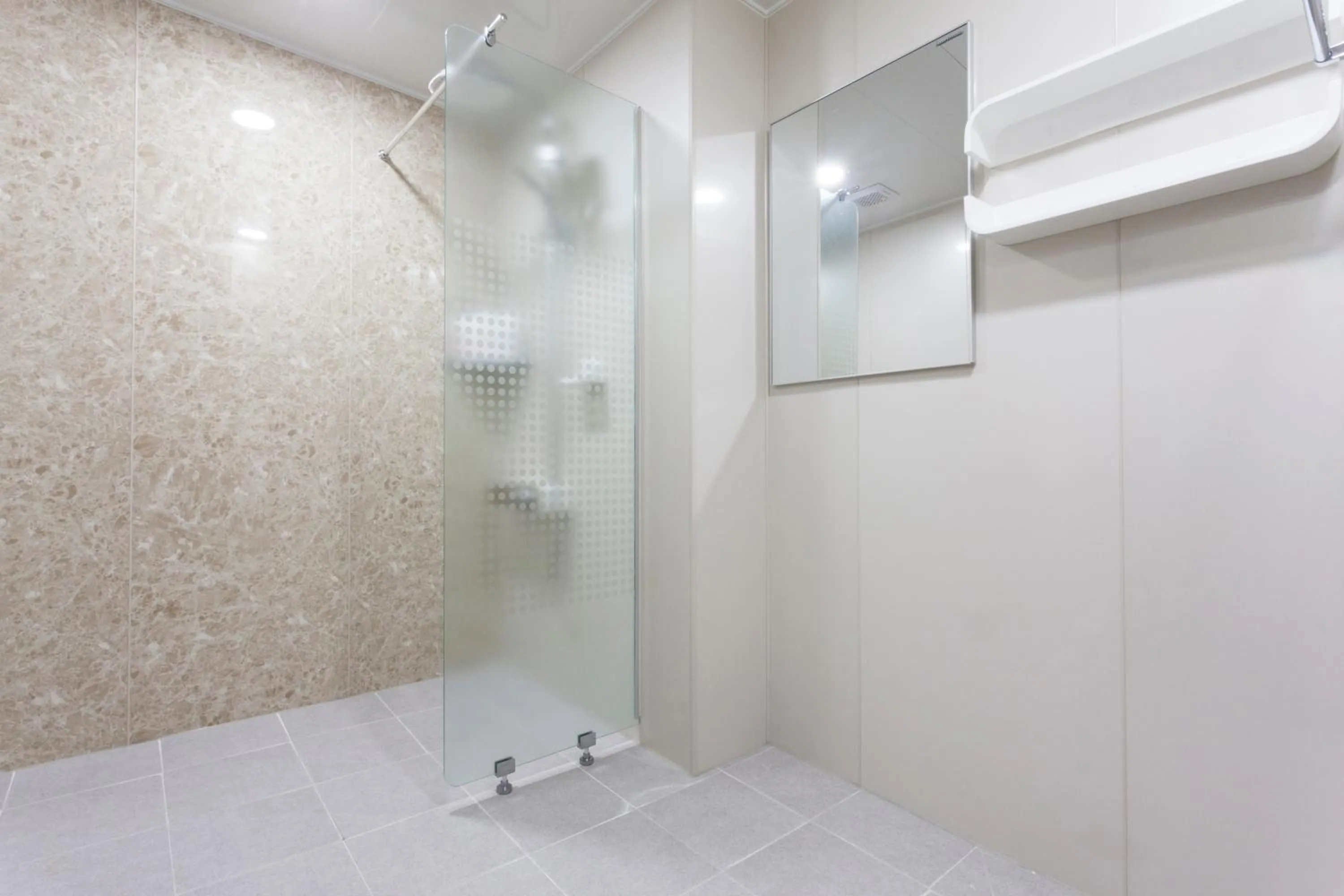 Shower in Hotel Leaders