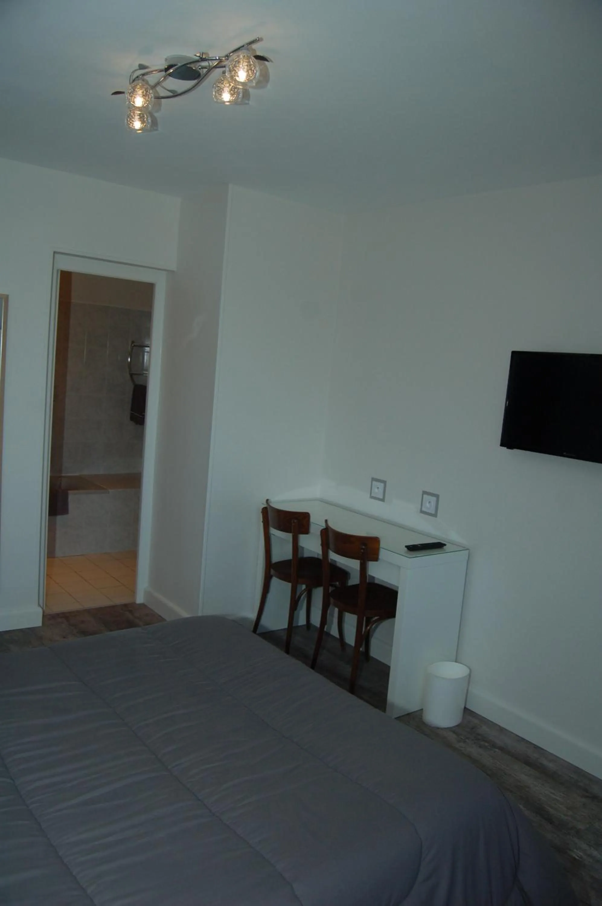 Toilet, Bed in Le Relais des Primeurs LOGIS HOTEL