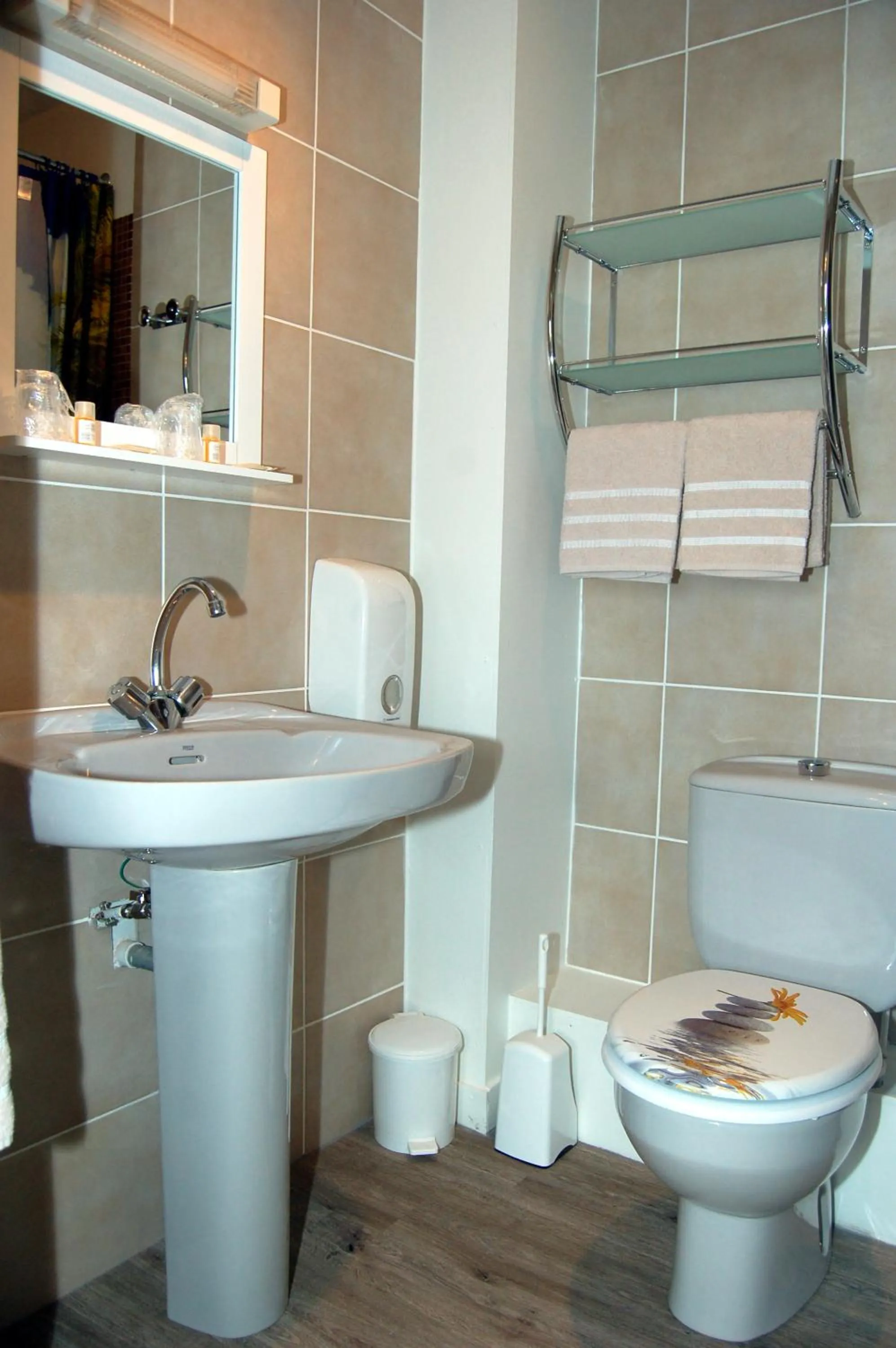 Bathroom in Le Relais des Primeurs LOGIS HOTEL