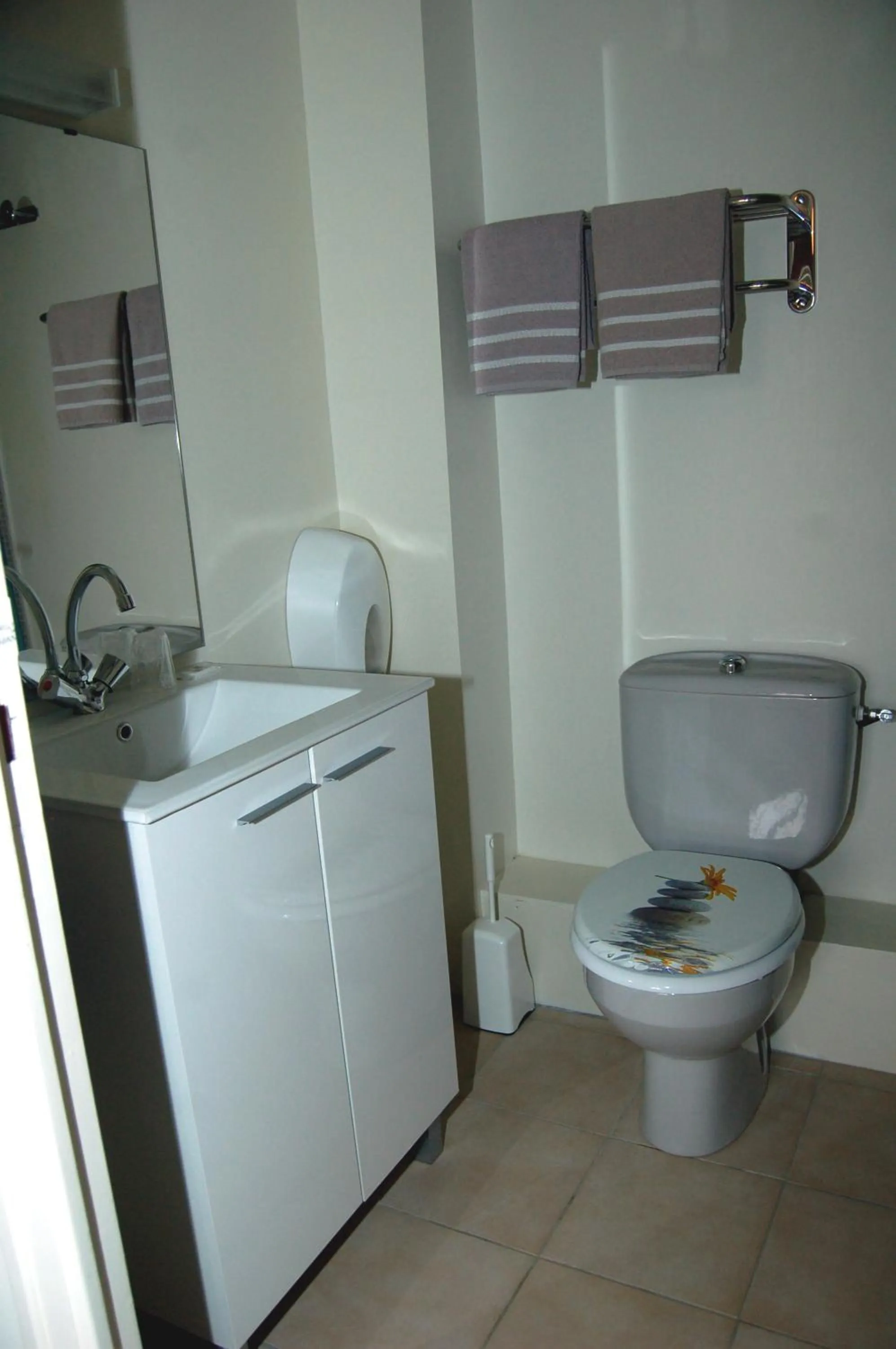 Bathroom in Le Relais des Primeurs LOGIS HOTEL