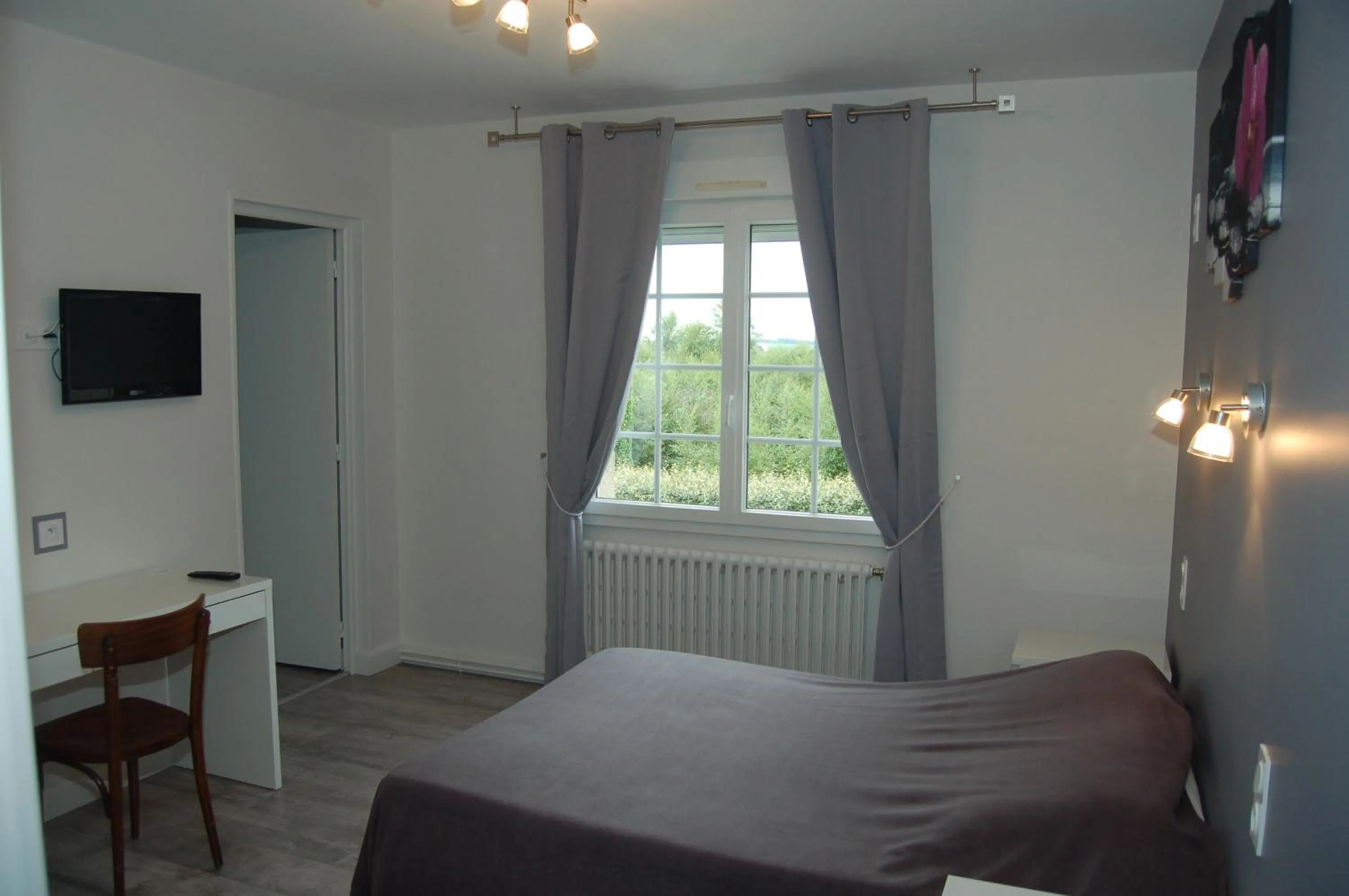 Bedroom, Bed in Le Relais des Primeurs LOGIS HOTEL