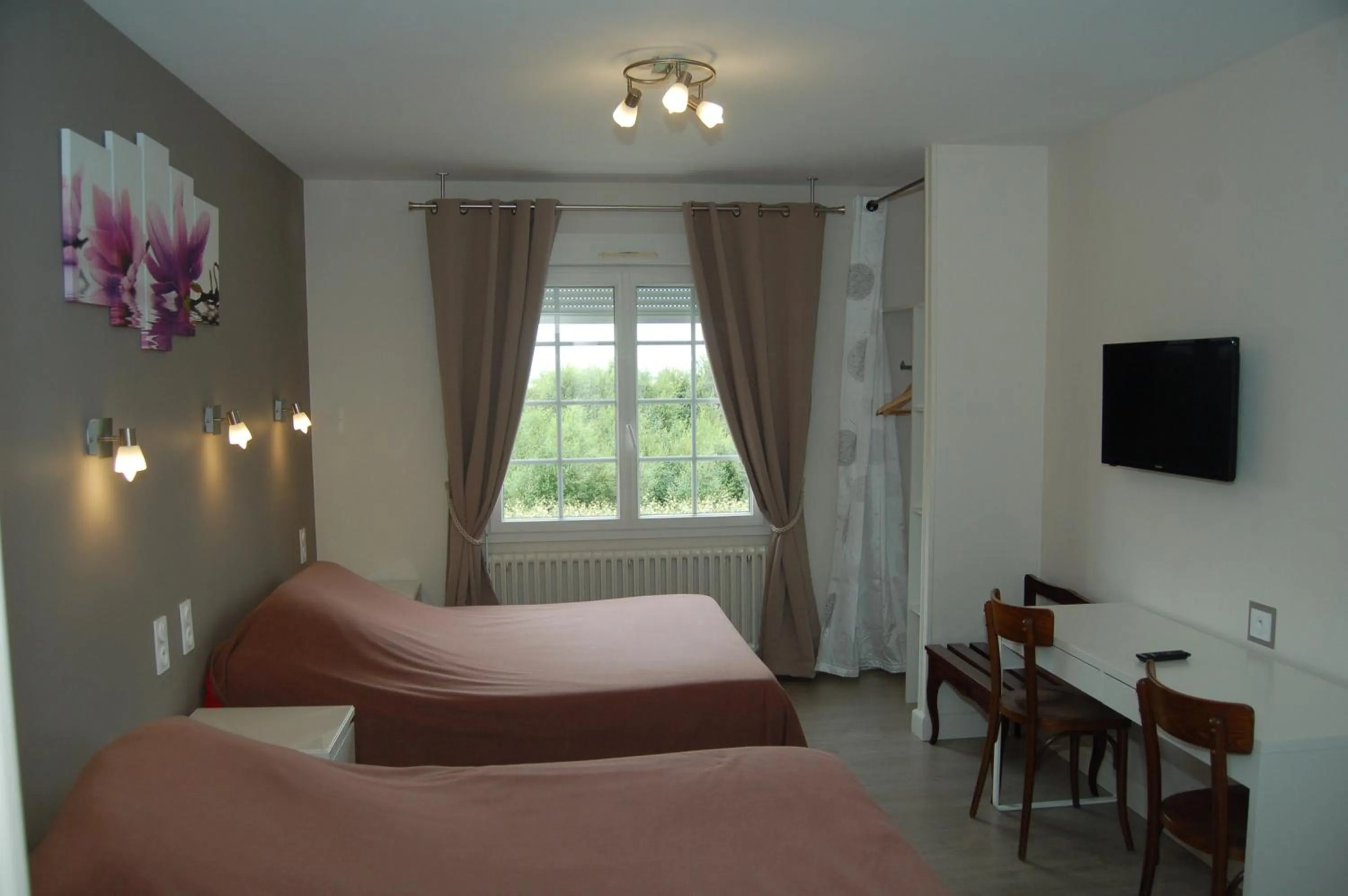 Bedroom, Bed in Le Relais des Primeurs LOGIS HOTEL