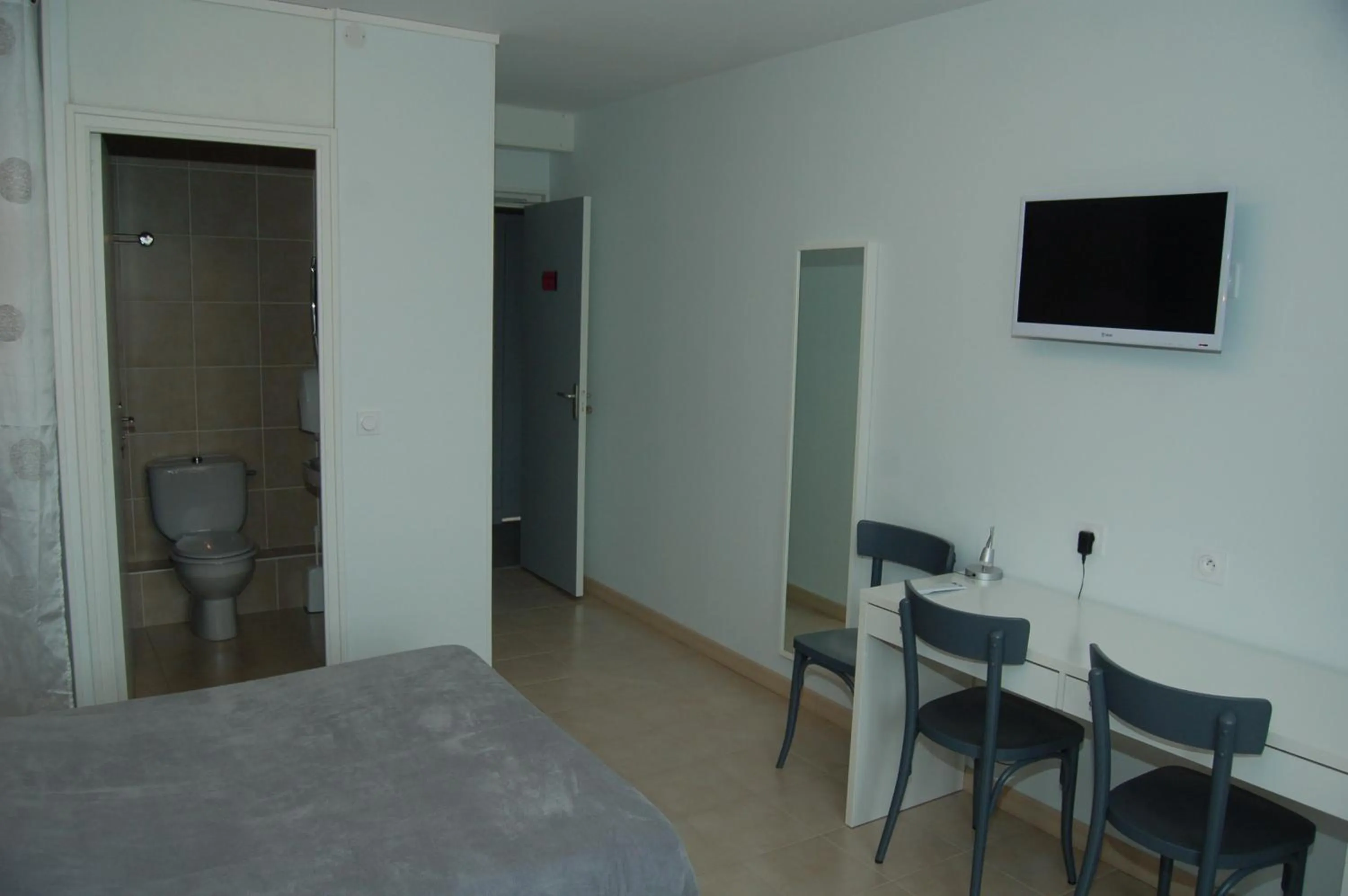 Toilet in Le Relais des Primeurs LOGIS HOTEL