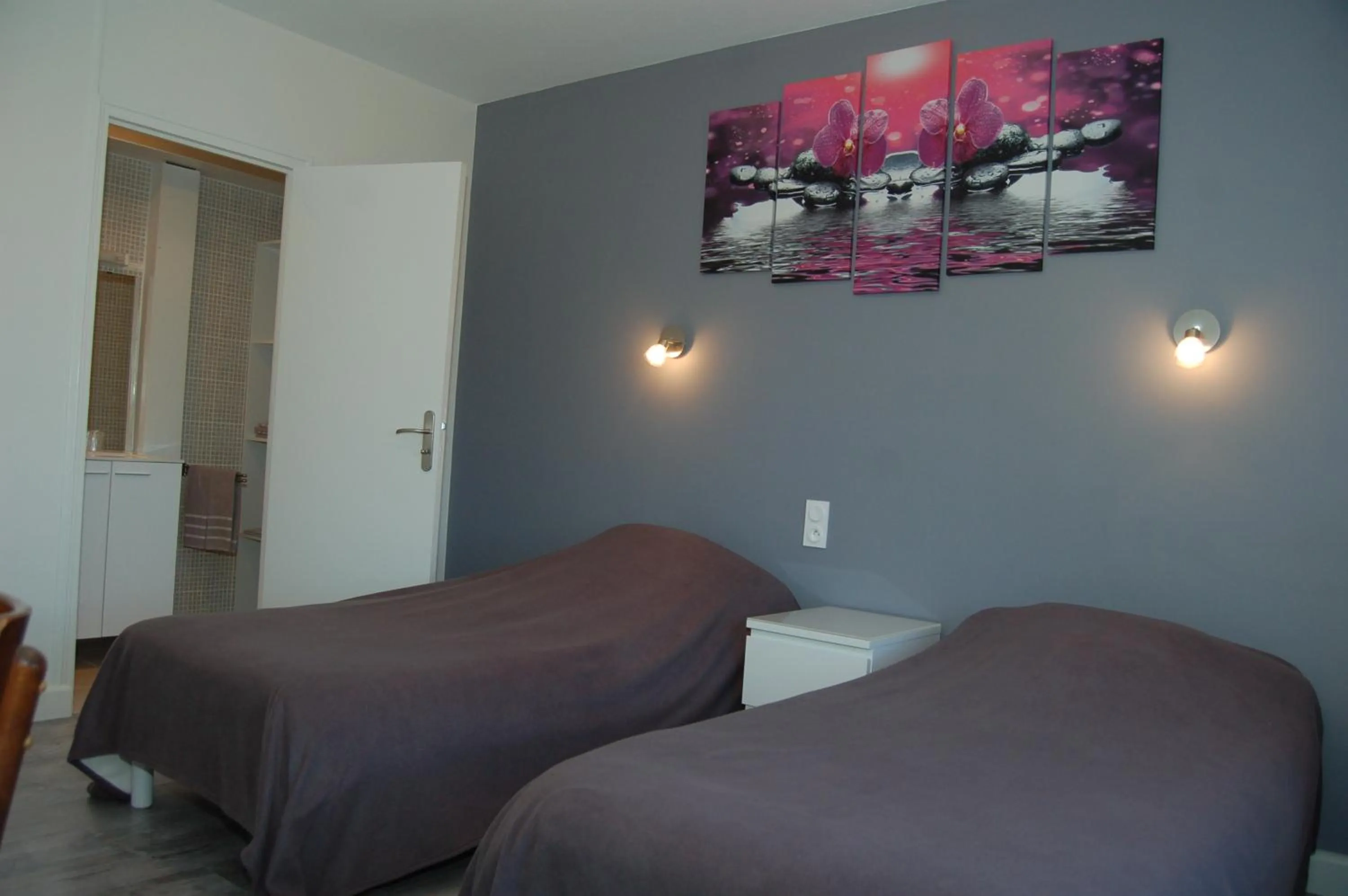 Bedroom, Bed in Le Relais des Primeurs LOGIS HOTEL