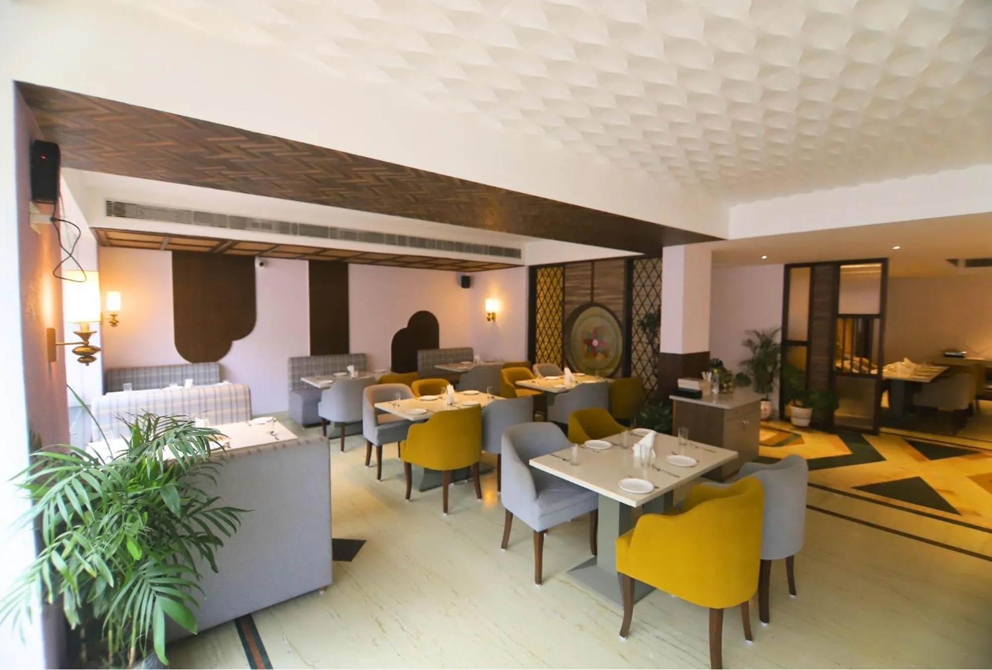 Restaurant/places to eat in Hotel Vasundhara Palace