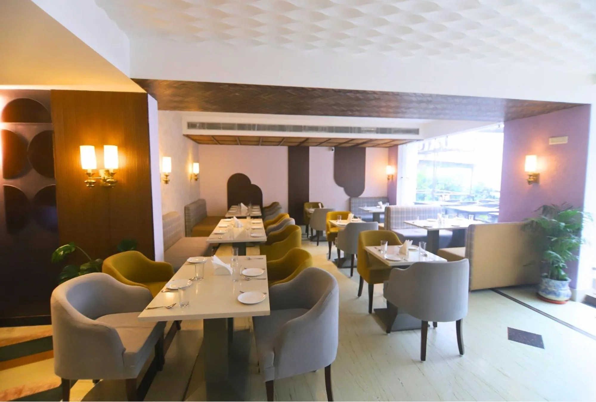 Restaurant/places to eat in Hotel Vasundhara Palace