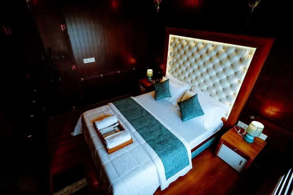 Three-Bedroom Suite in Why Not Houseboat Three-Bedroom Suite in Why Not Houseboat