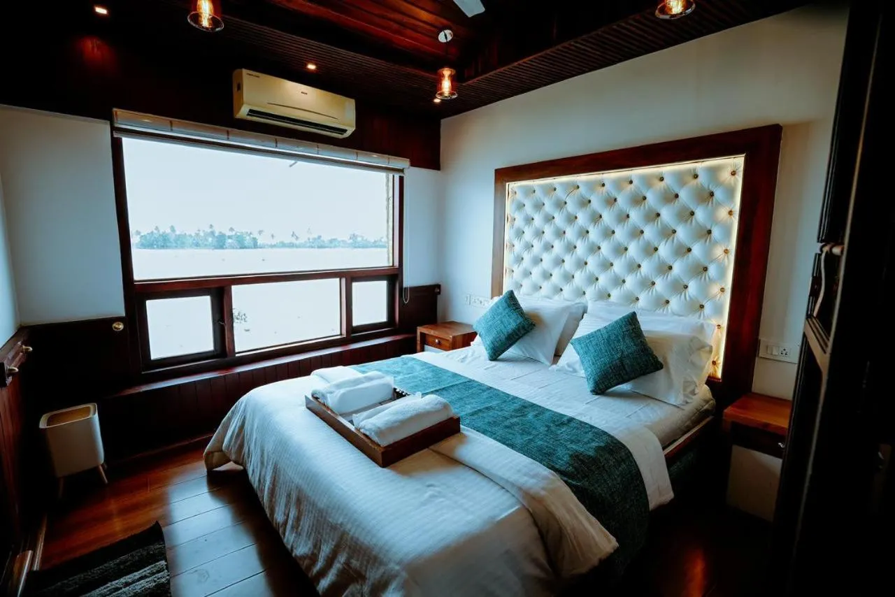 Two-Bedroom Suite in Why Not Houseboat