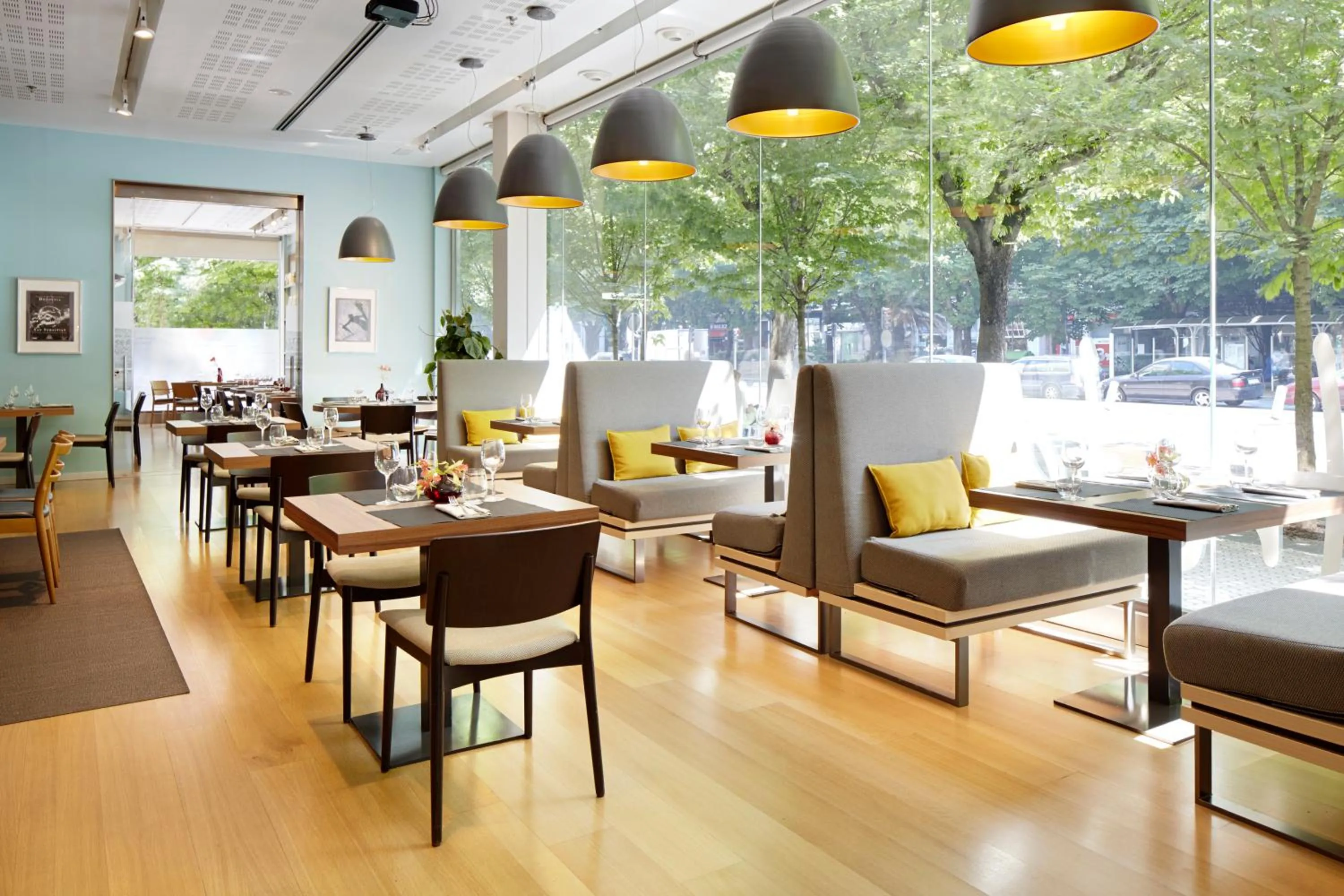 Restaurant/places to eat in Hotel Zinema7