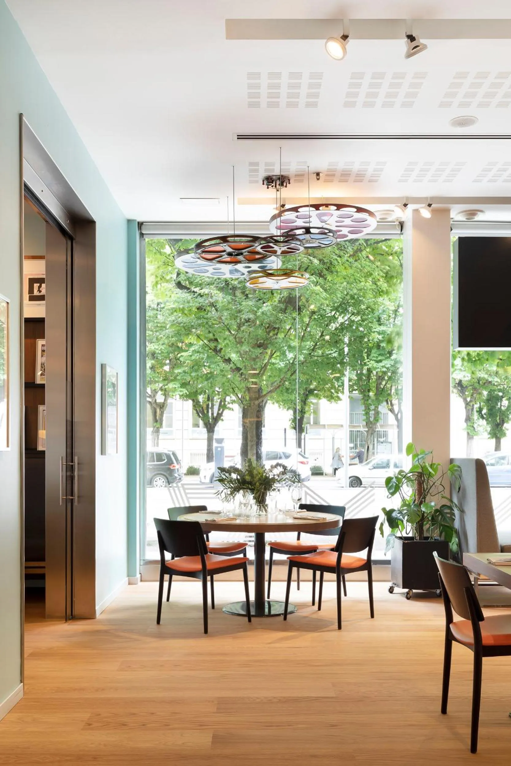 Restaurant/places to eat in Hotel Zinema7