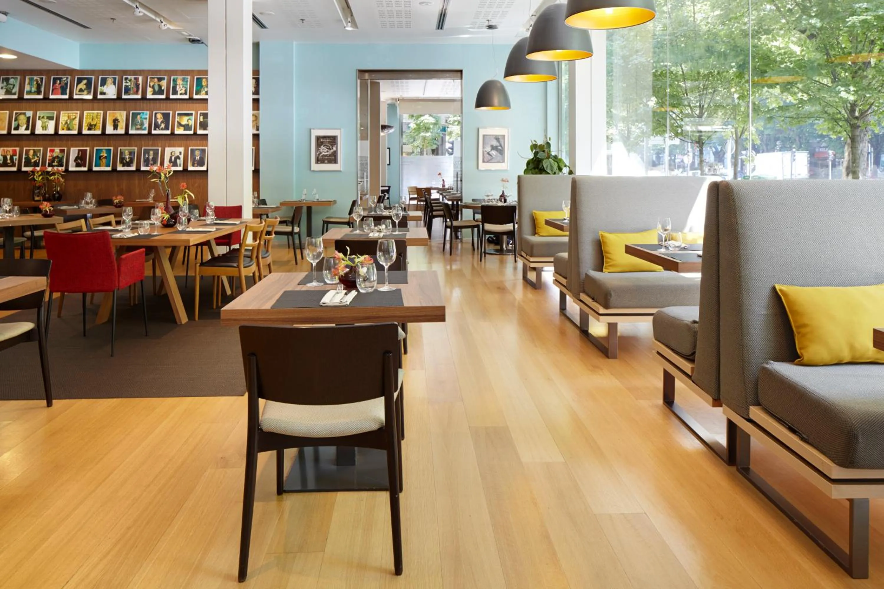 Restaurant/places to eat in Hotel Zinema7