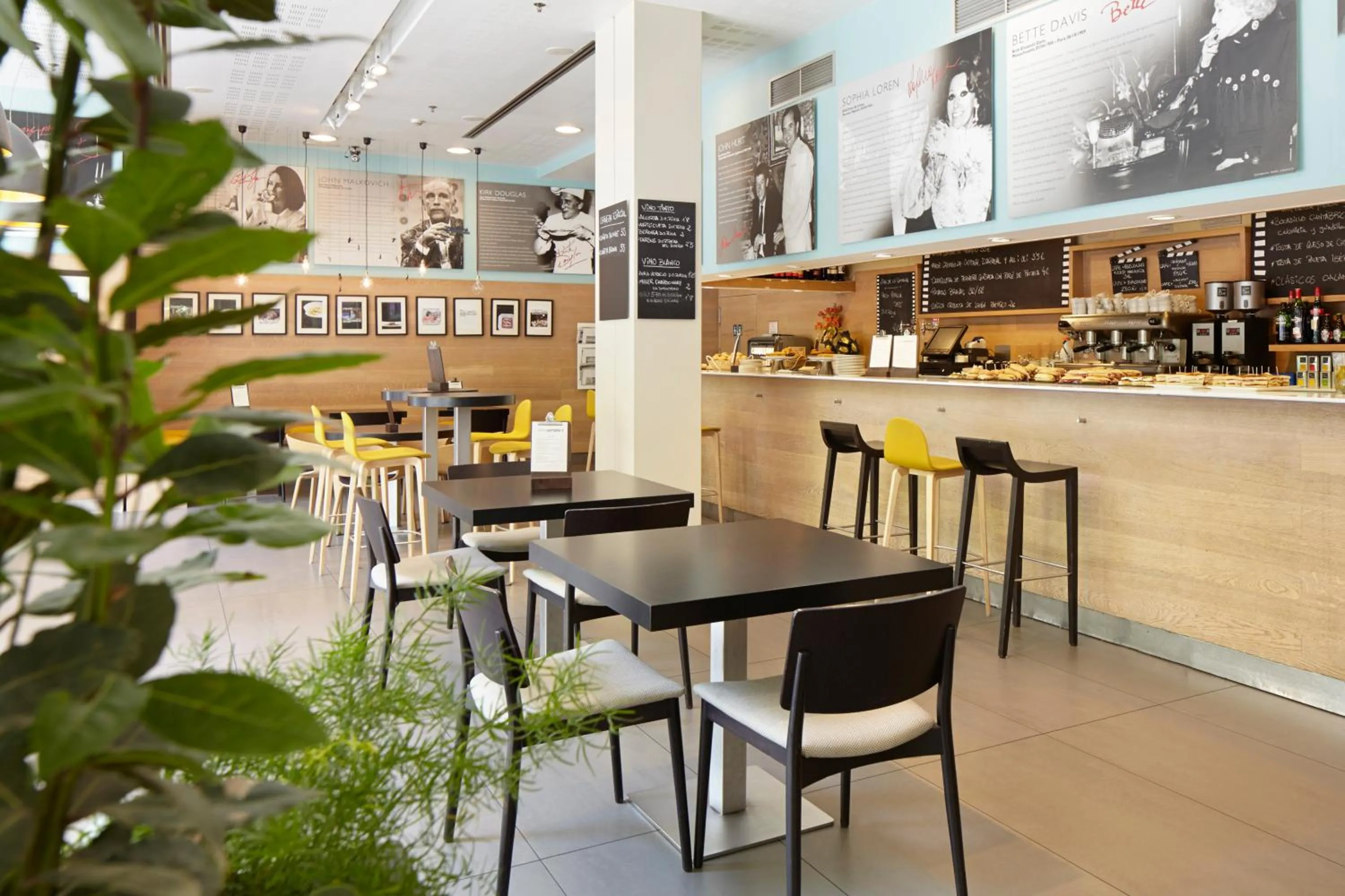 Restaurant/places to eat in Hotel Zinema7