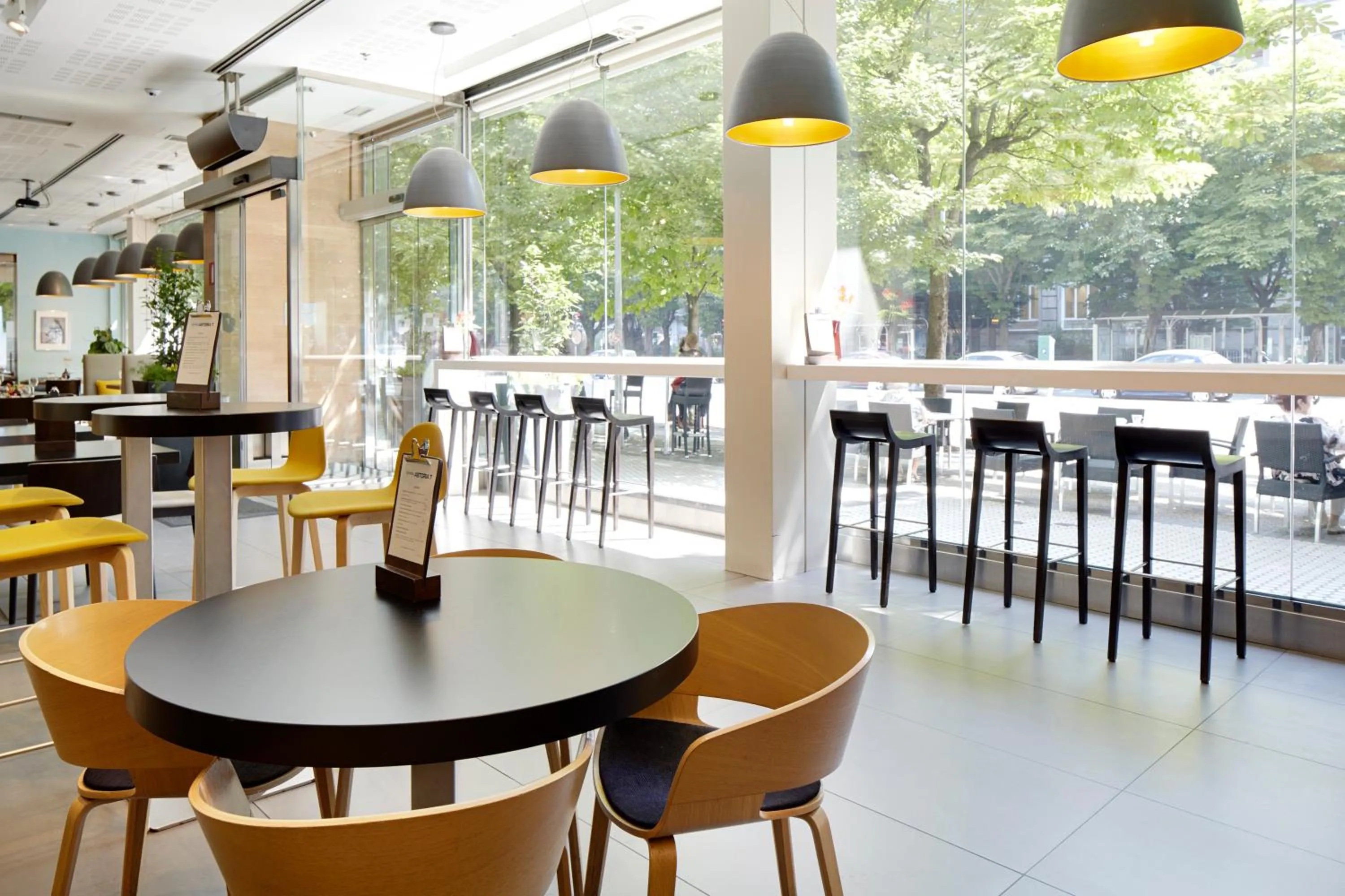 Restaurant/places to eat in Hotel Zinema7