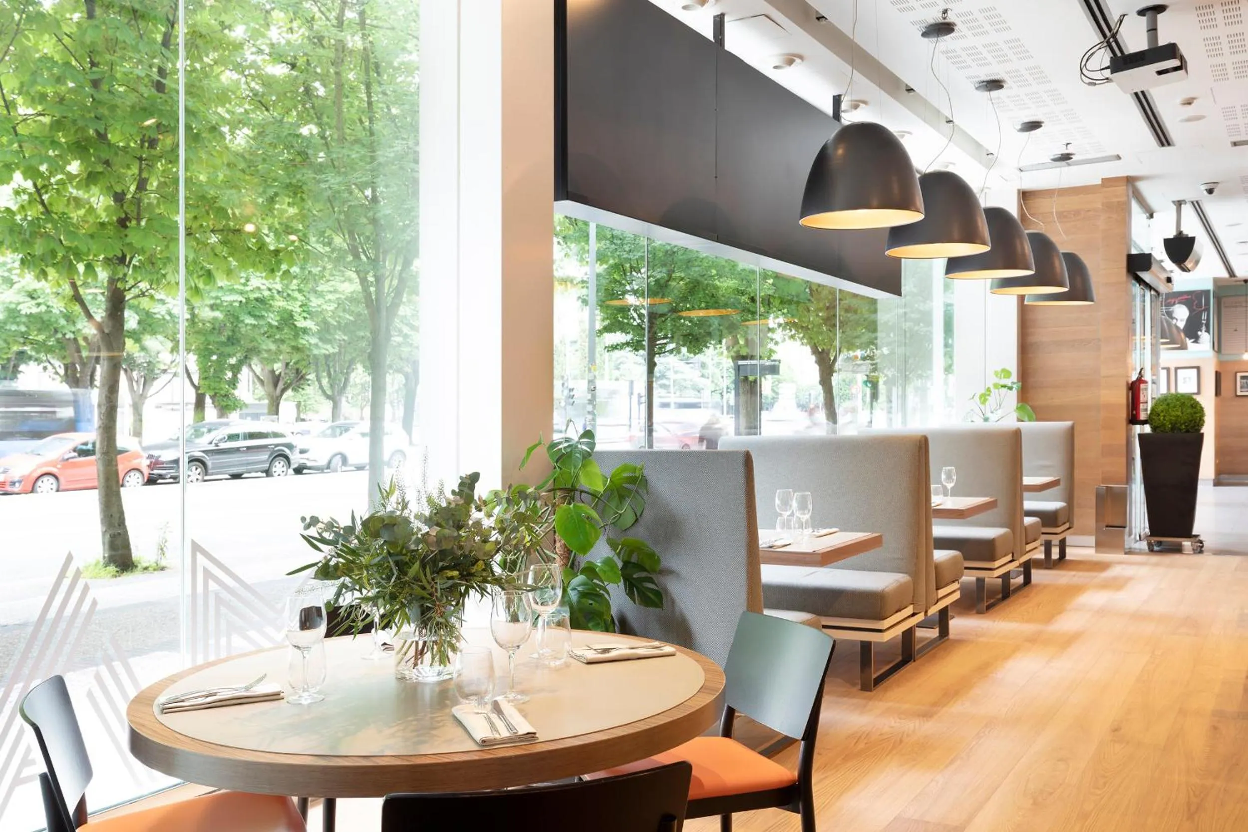 Restaurant/places to eat in Hotel Zinema7