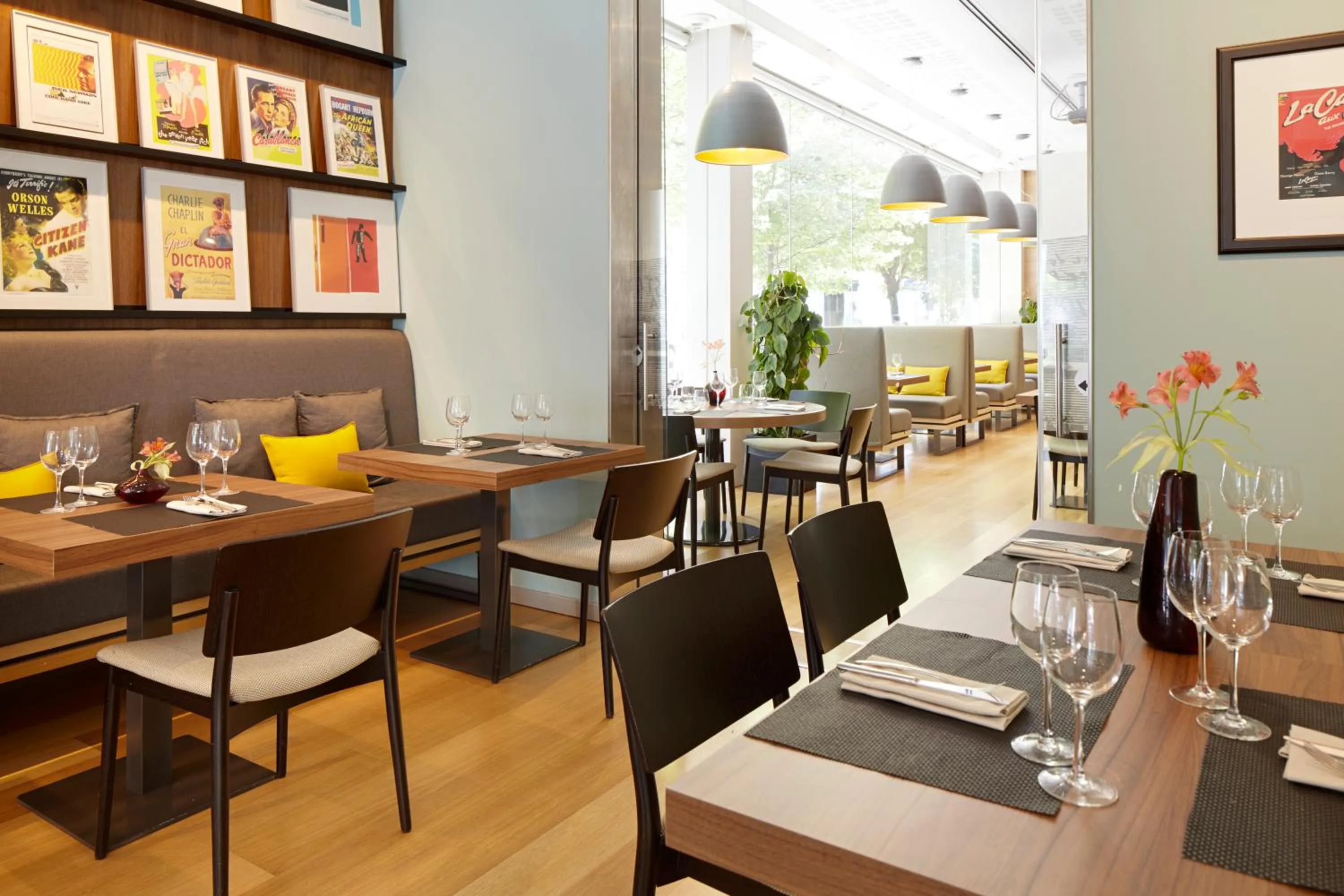 Restaurant/places to eat in Hotel Zinema7