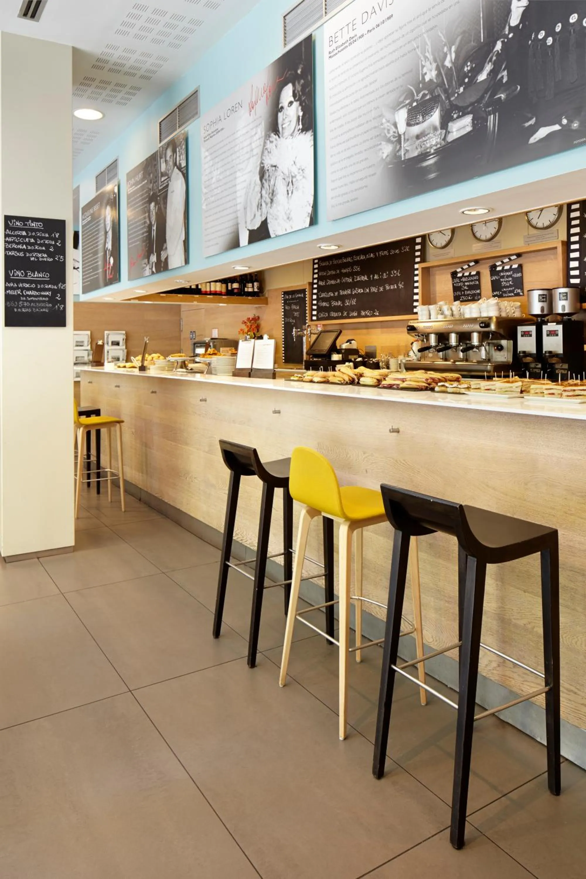 Restaurant/places to eat in Hotel Zinema7