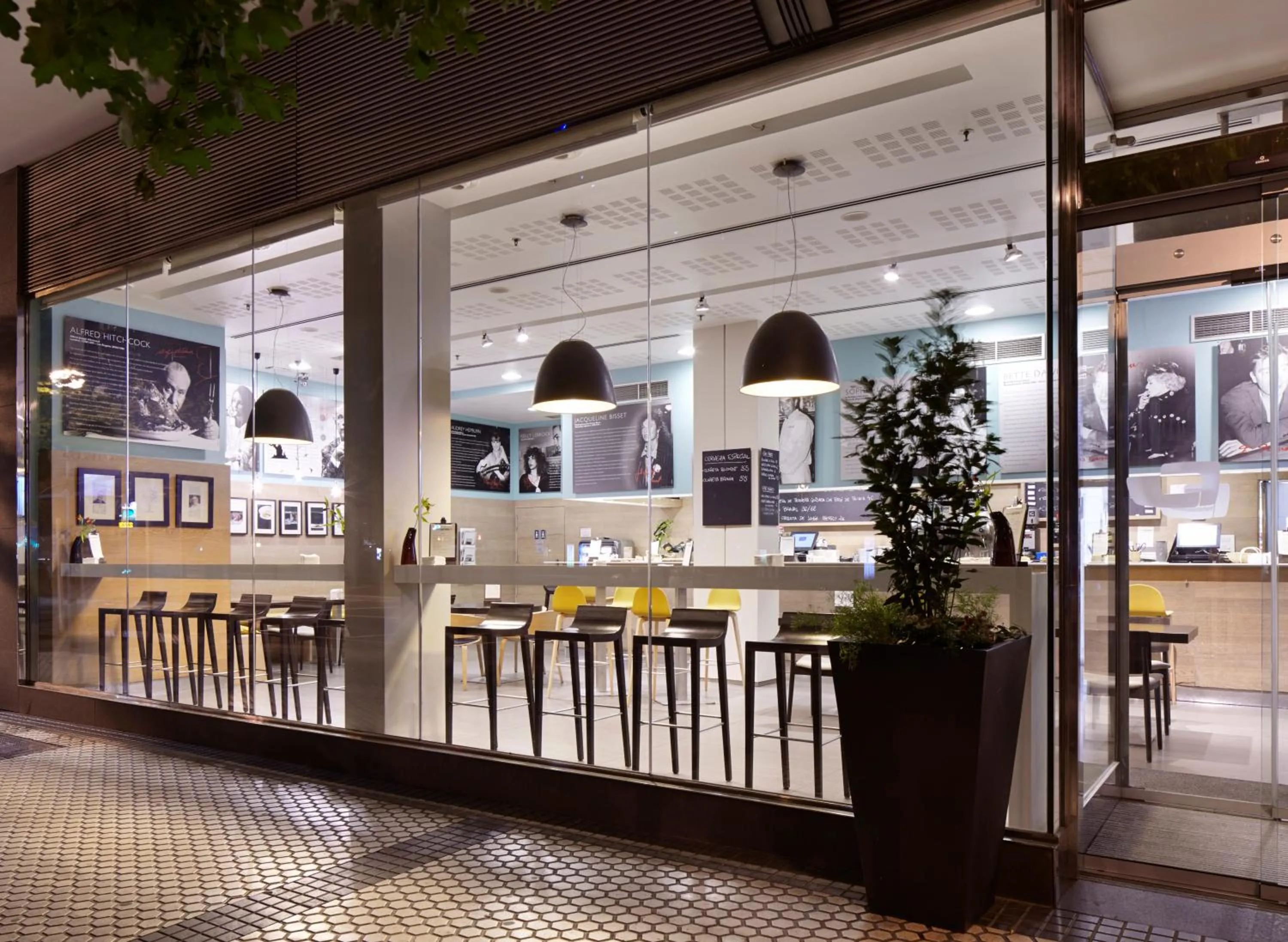 Restaurant/places to eat in Hotel Zinema7