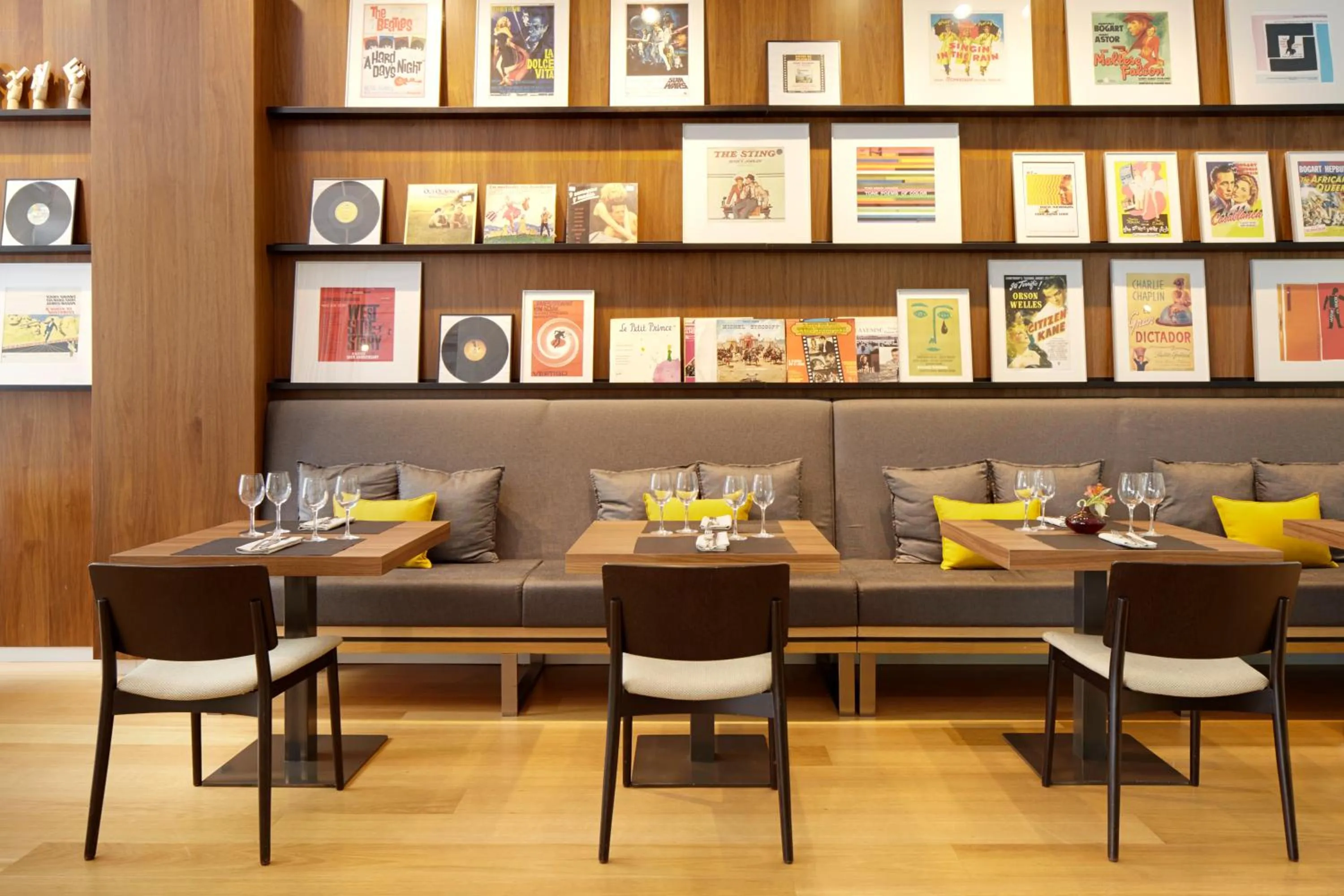 Restaurant/places to eat in Hotel Zinema7