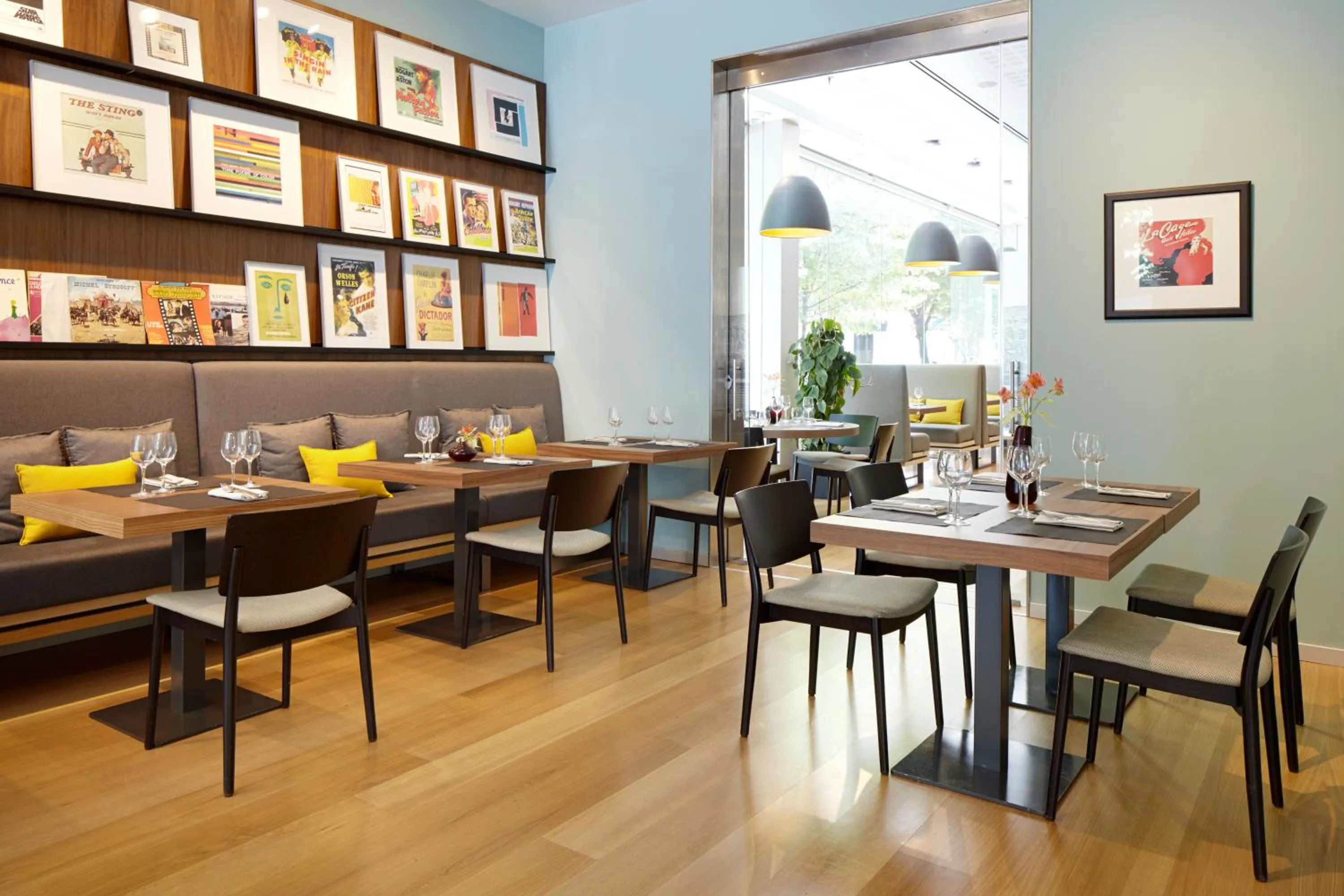 Restaurant/places to eat in Hotel Zinema7