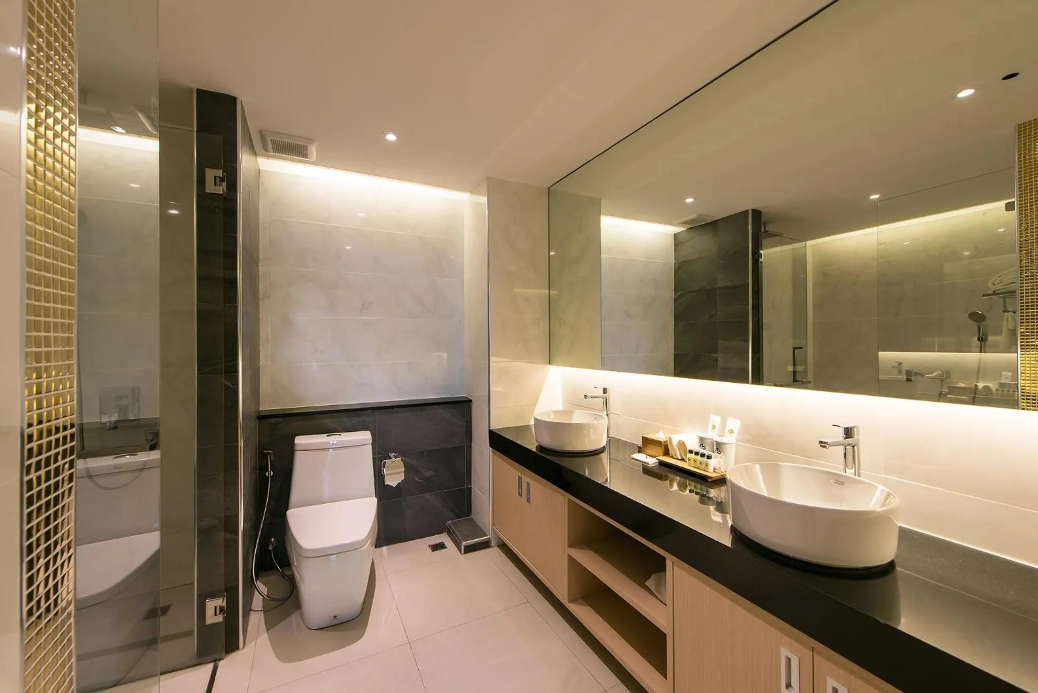 Toilet in Nadee 10 Resort & Hotel