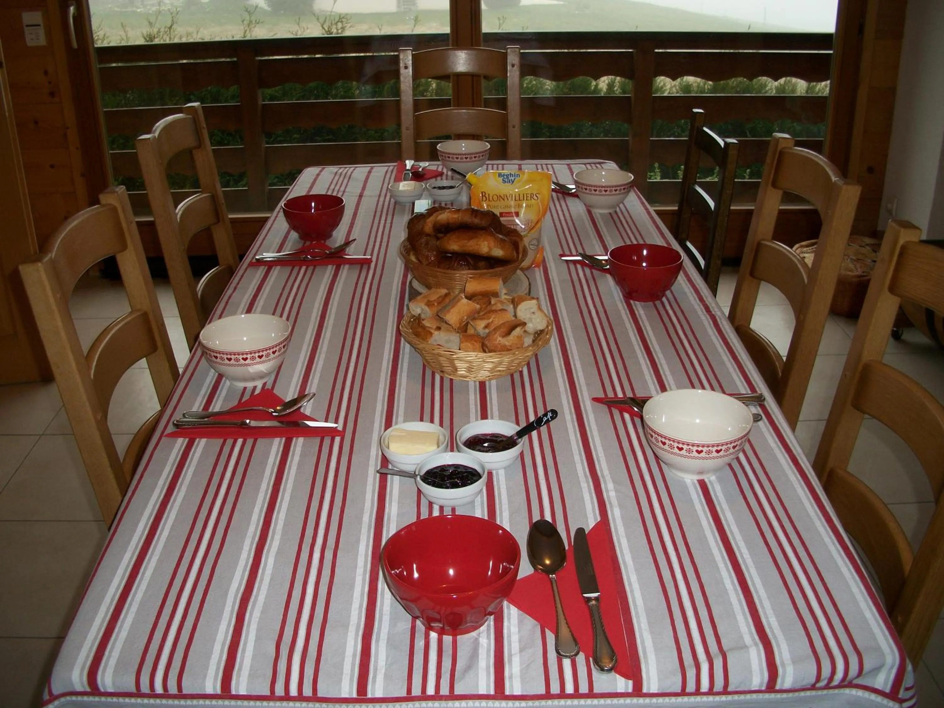 Continental breakfast in Chalet Les Aigles
