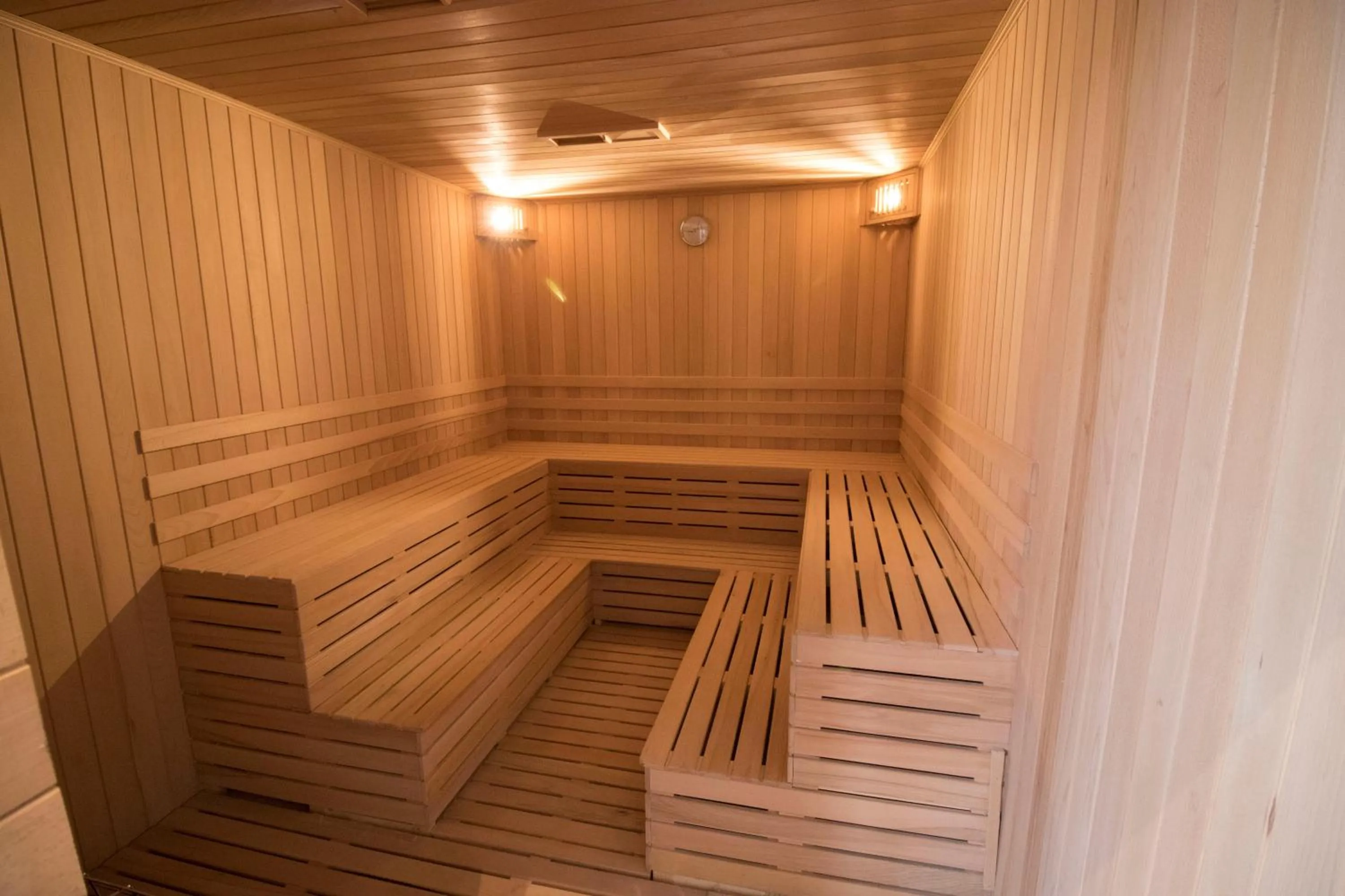 Hot Tub in Paradise Elite Hotel Al-Tahlia Jeddah