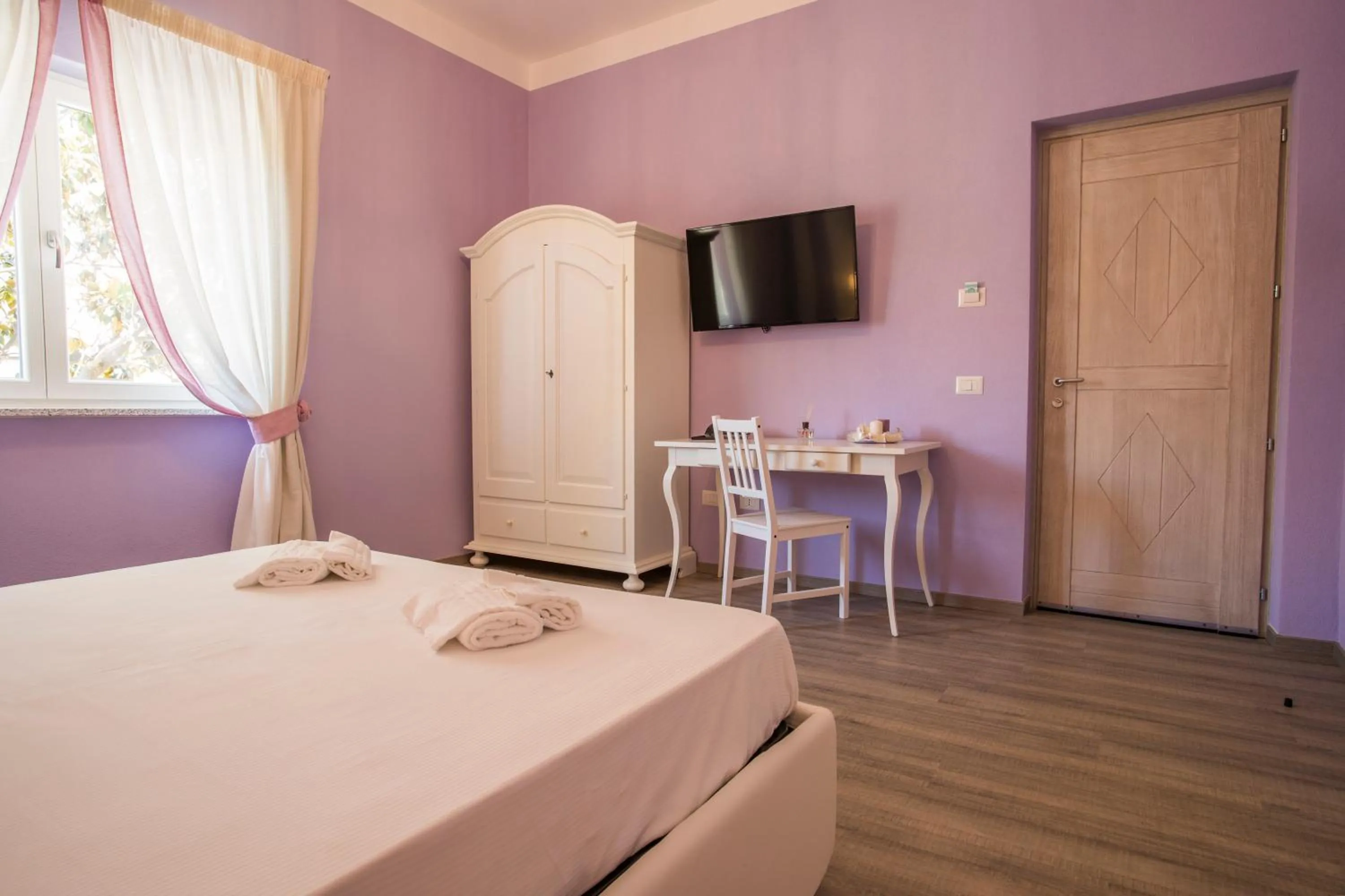 Photo of the whole room, Bed in Les Suites Magnolia