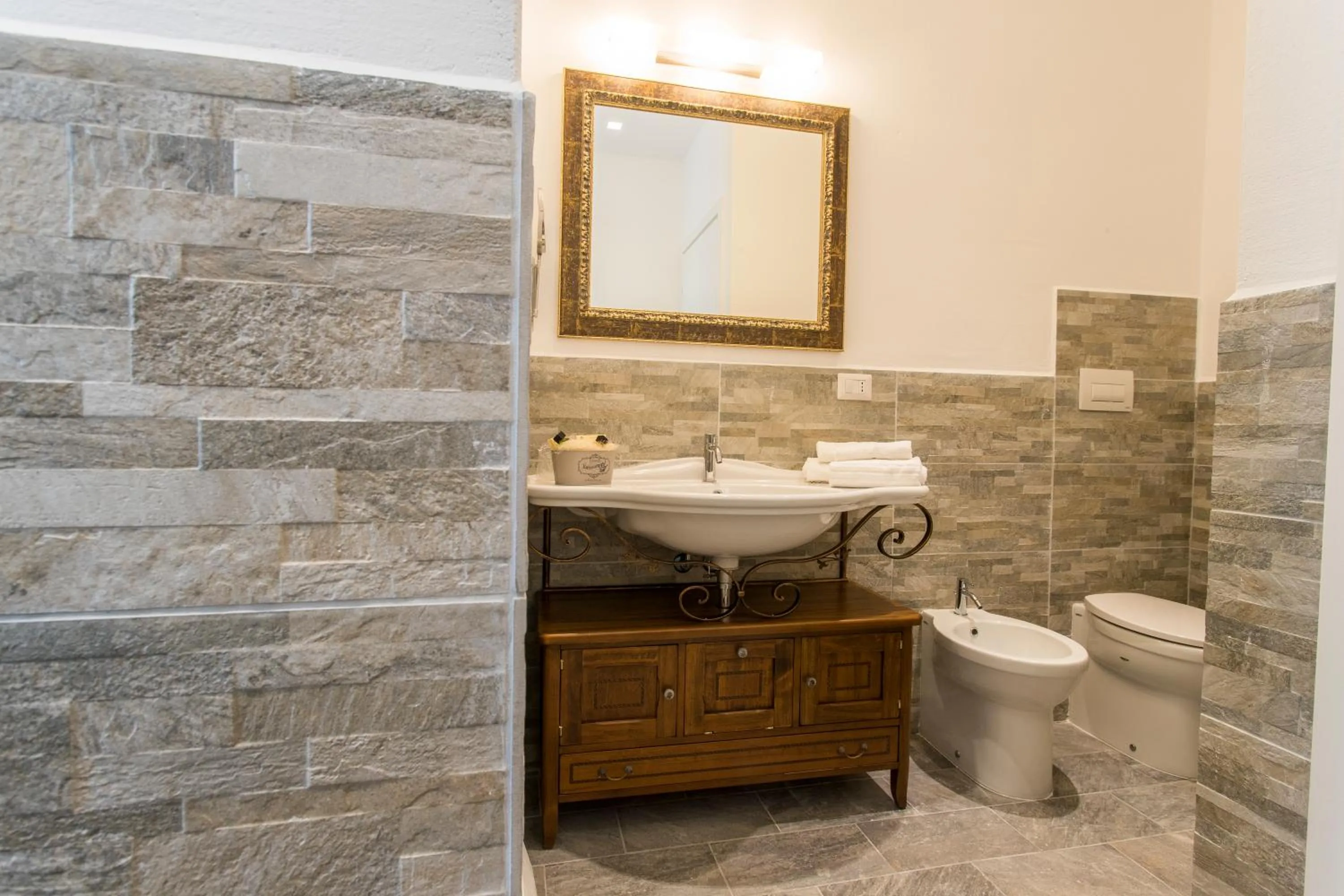 Toilet in Les Suites Magnolia