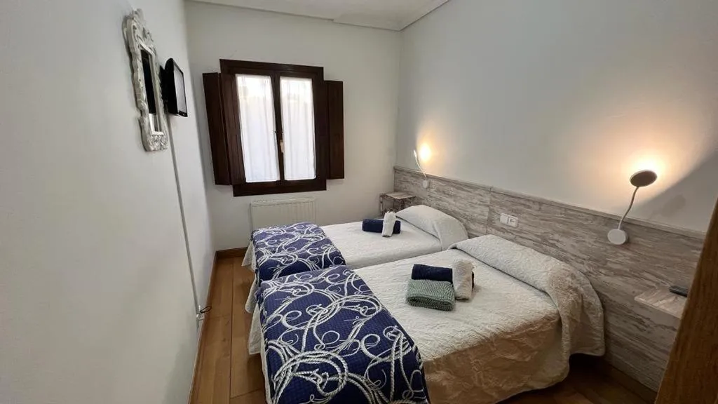 Standard Twin Room with Shared Bathroom - single occupancy in Pensión Buen Camino
