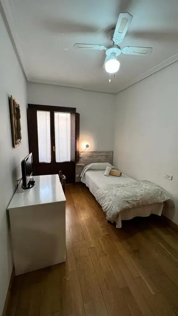 Single Room with Shared Bathroom - single occupancy in Pensión Buen Camino Single Room with Shared Bathroom - single occupancy in Pensión Buen Camino