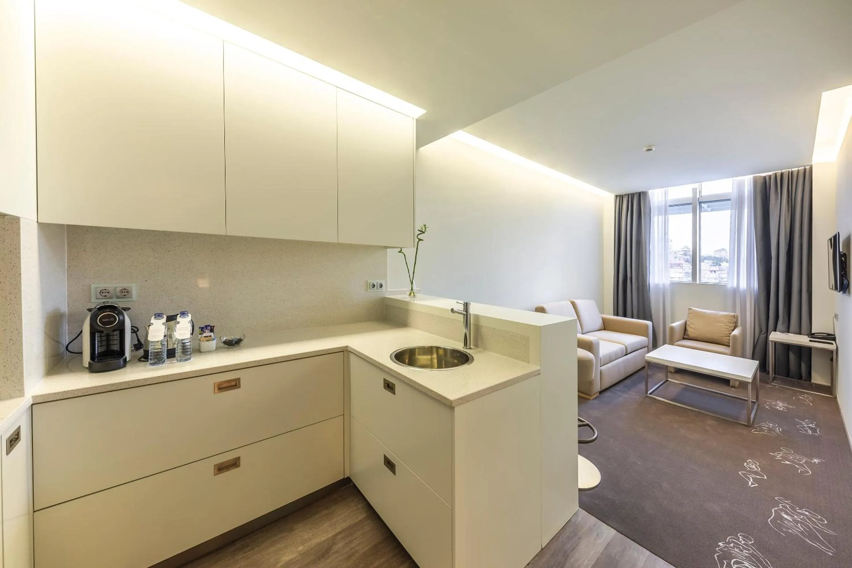 Property building, Bed in Meliá Maputo Sky