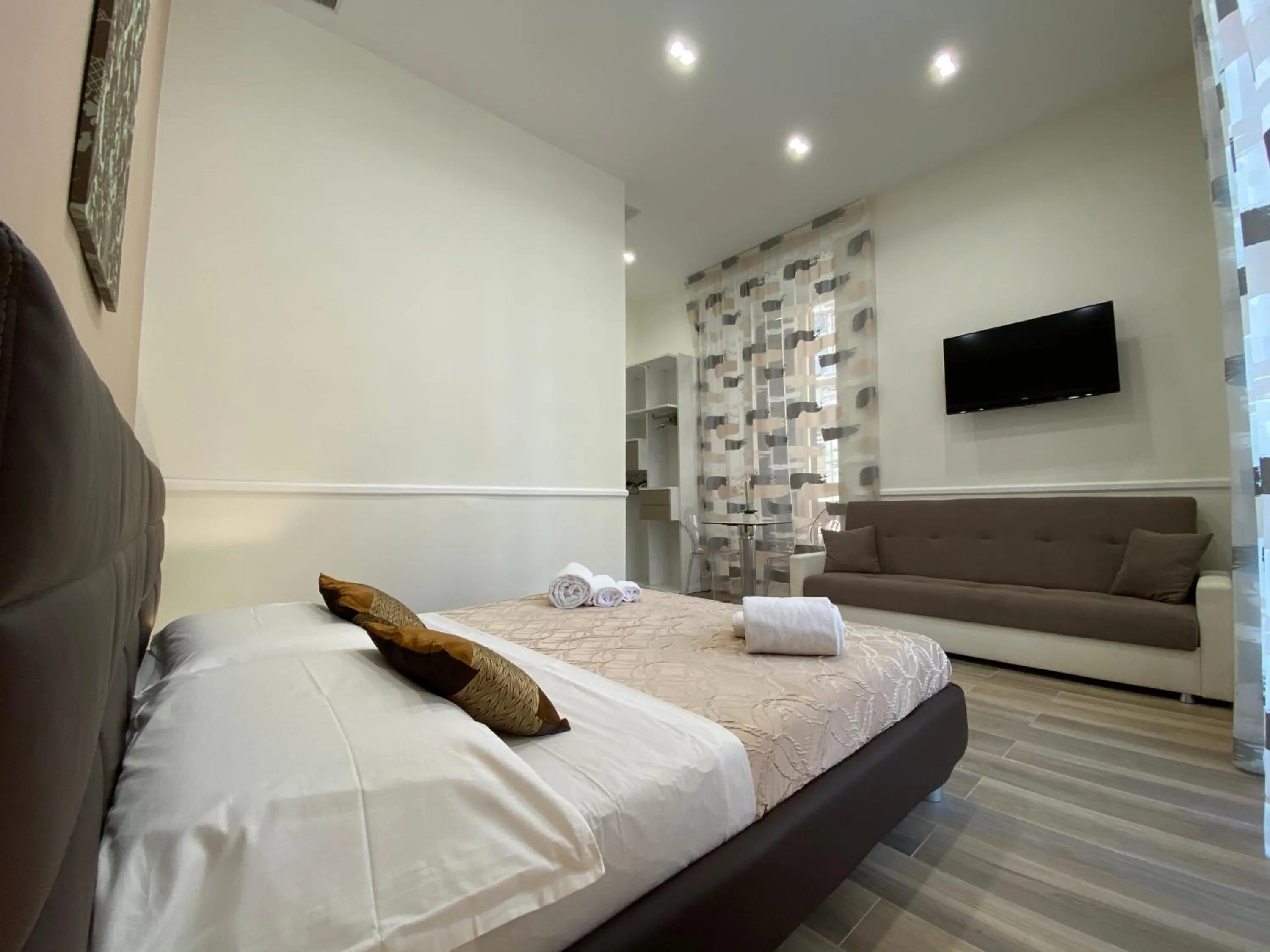 Bed in Sun Art Naples Rooms